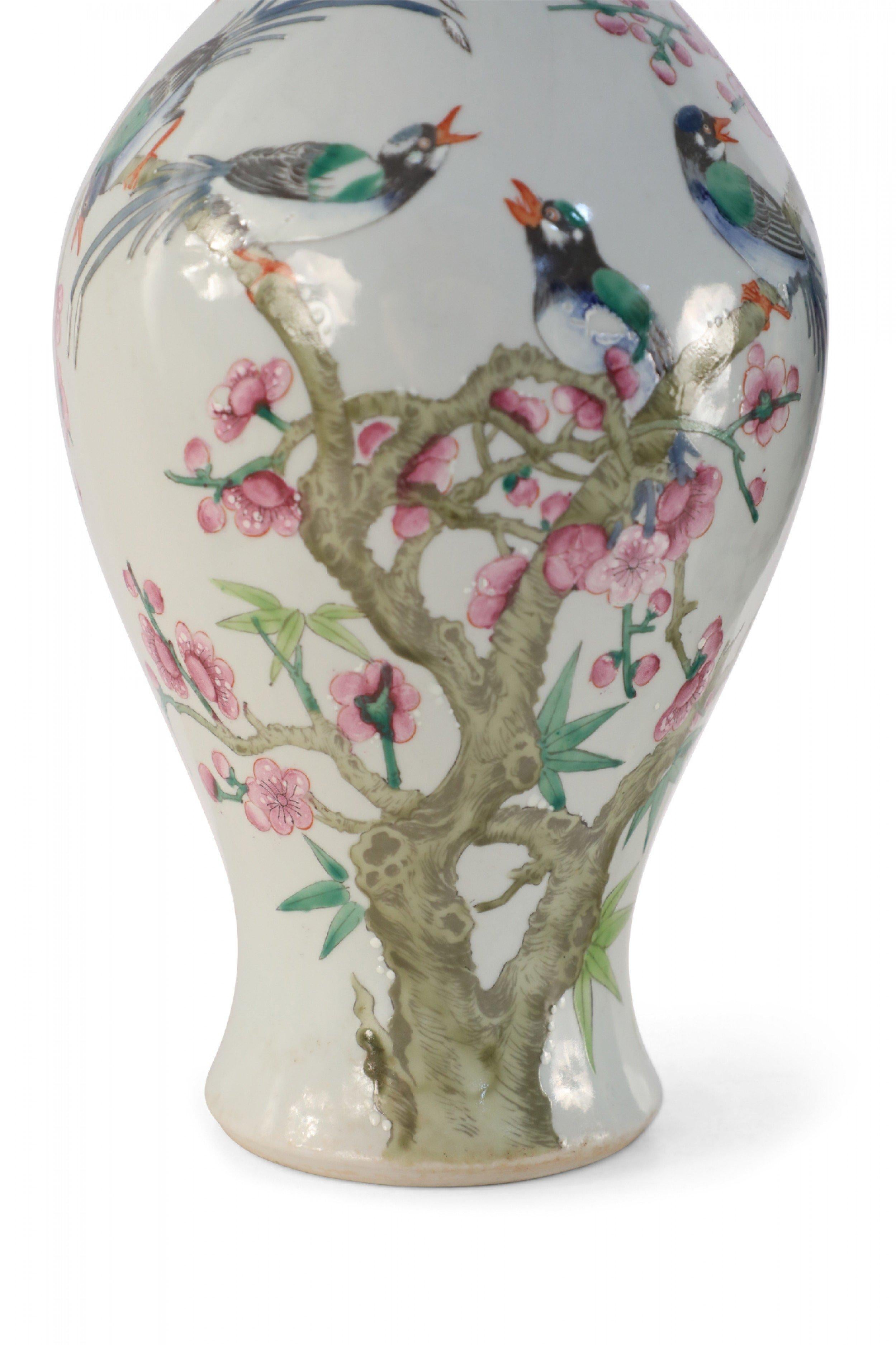 Paire de vases chinois en porcelaine à motifs de fleurs de cerisier et d'oiseaux blanc cassé en vente 7