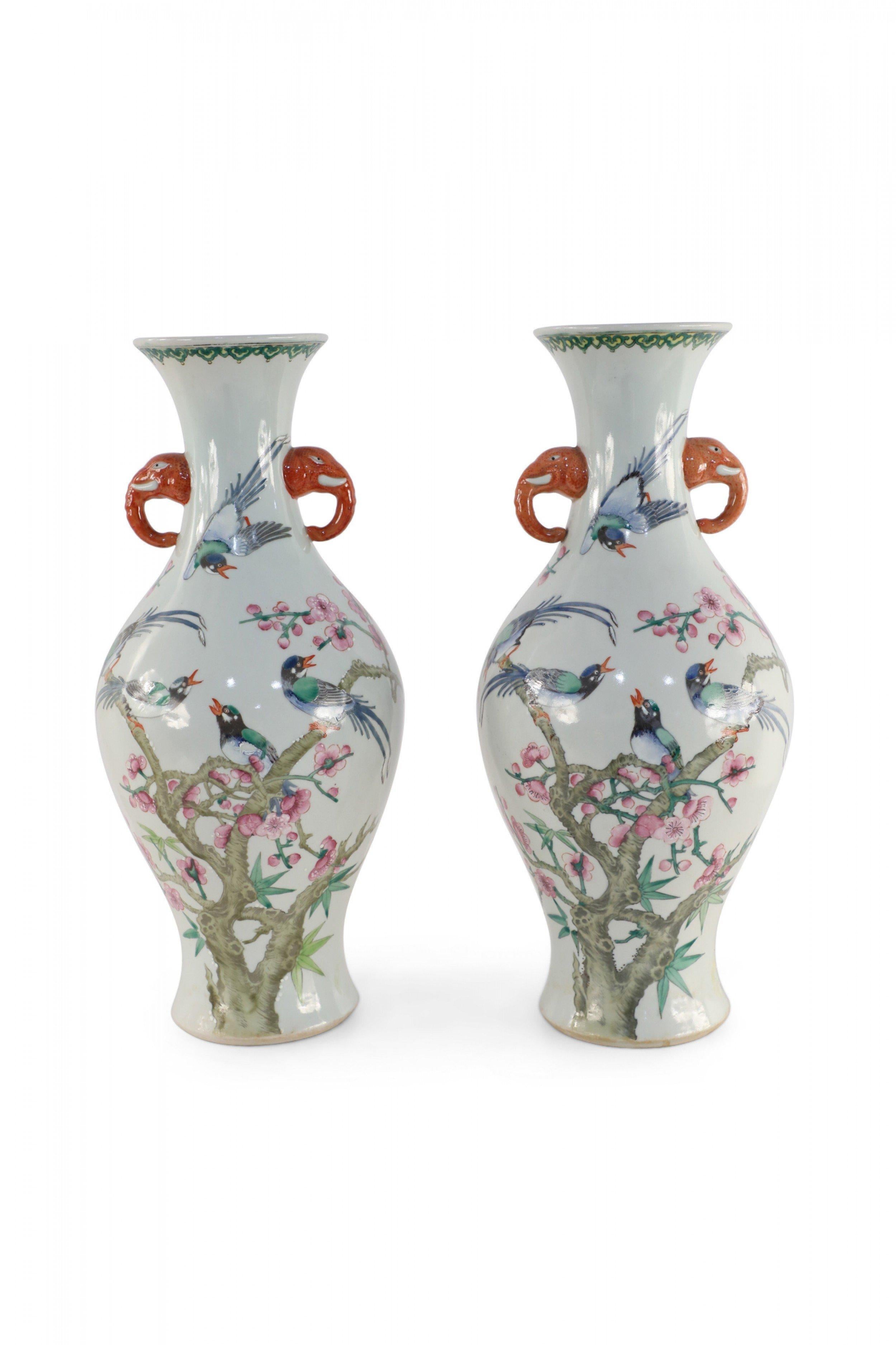 Exportation chinoise Paire de vases chinois en porcelaine à motifs de fleurs de cerisier et d'oiseaux blanc cassé en vente