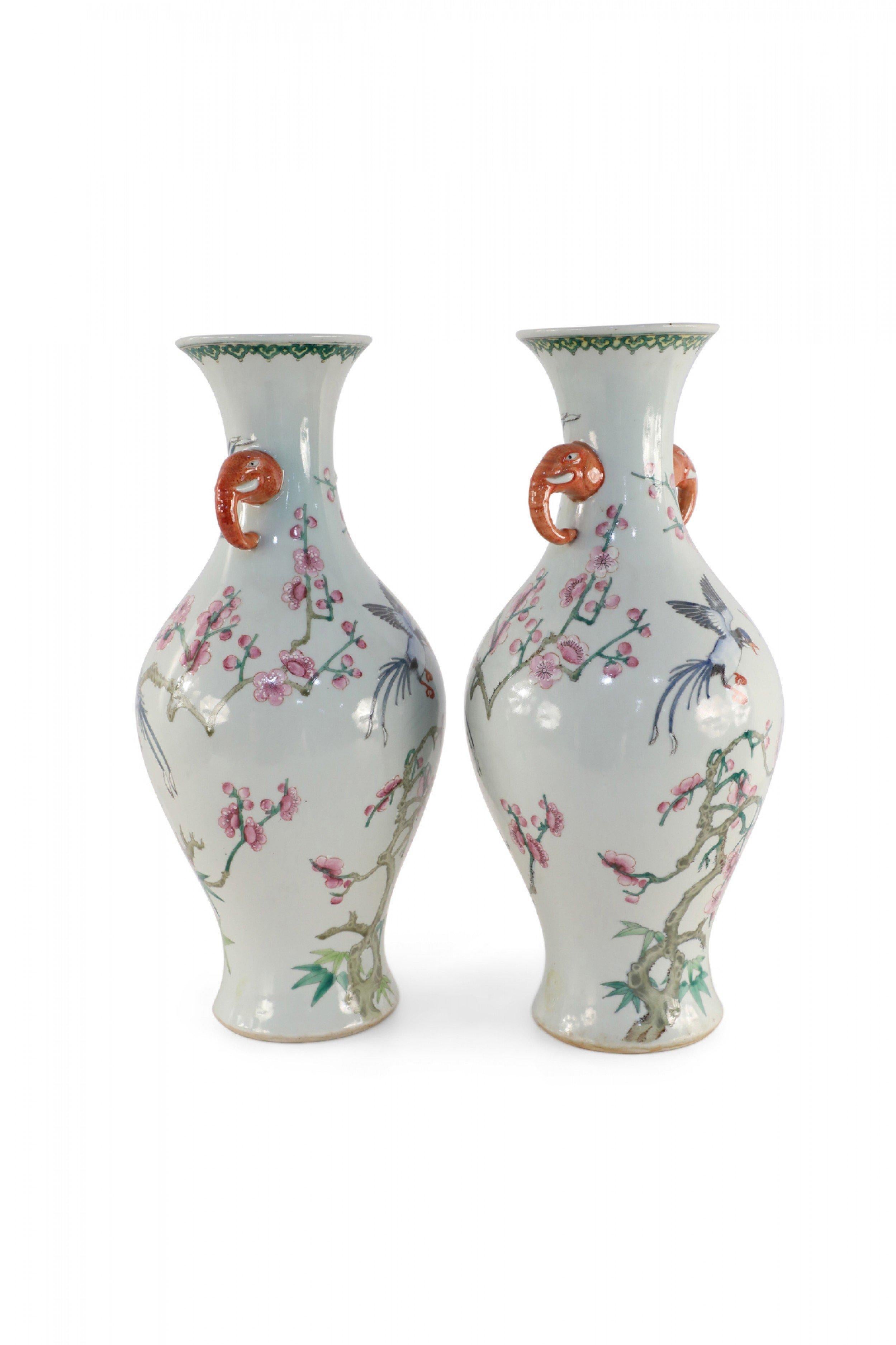 Chinois Paire de vases chinois en porcelaine à motifs de fleurs de cerisier et d'oiseaux blanc cassé en vente