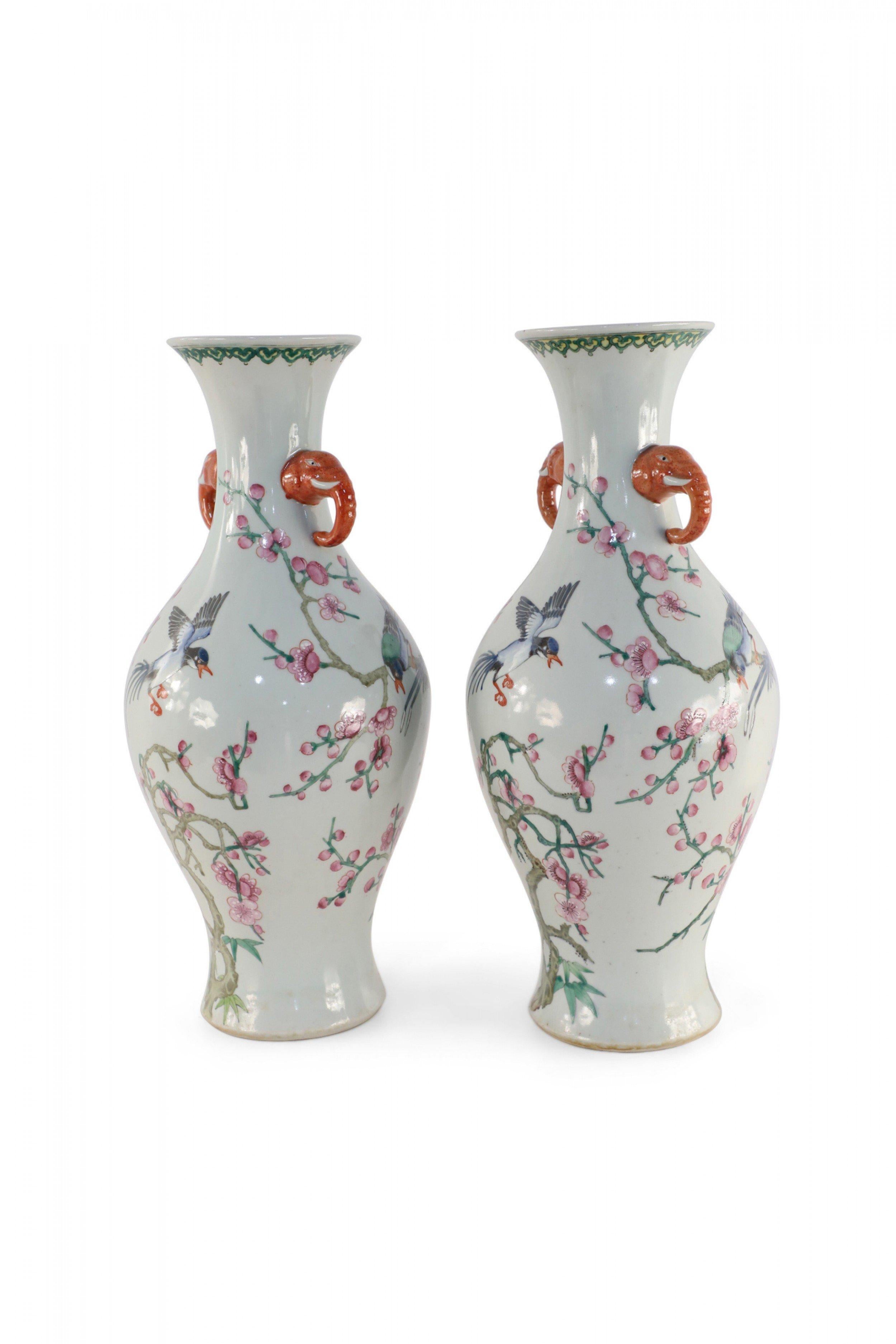 Paire de vases chinois en porcelaine à motifs de fleurs de cerisier et d'oiseaux blanc cassé Bon état - En vente à New York, NY