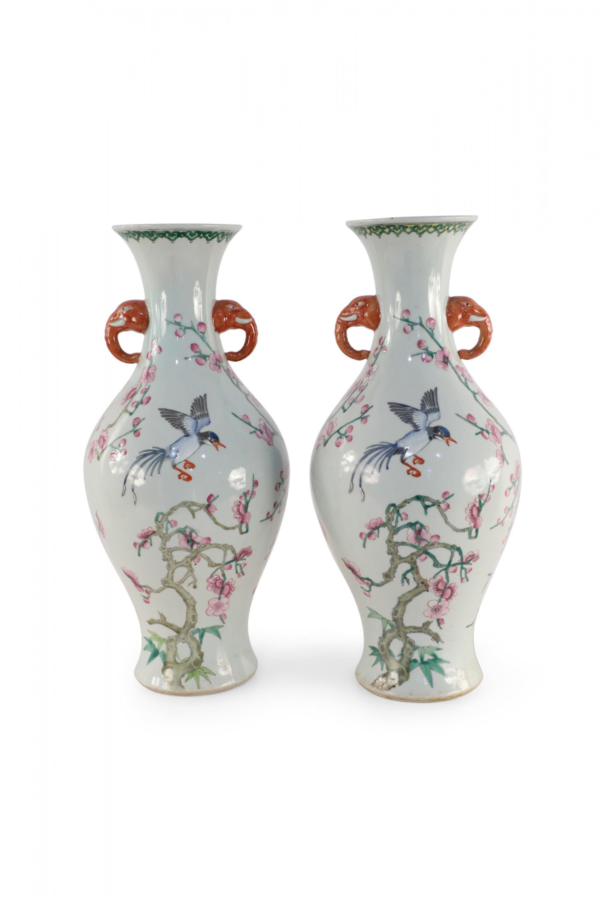 20ième siècle Paire de vases chinois en porcelaine à motifs de fleurs de cerisier et d'oiseaux blanc cassé en vente