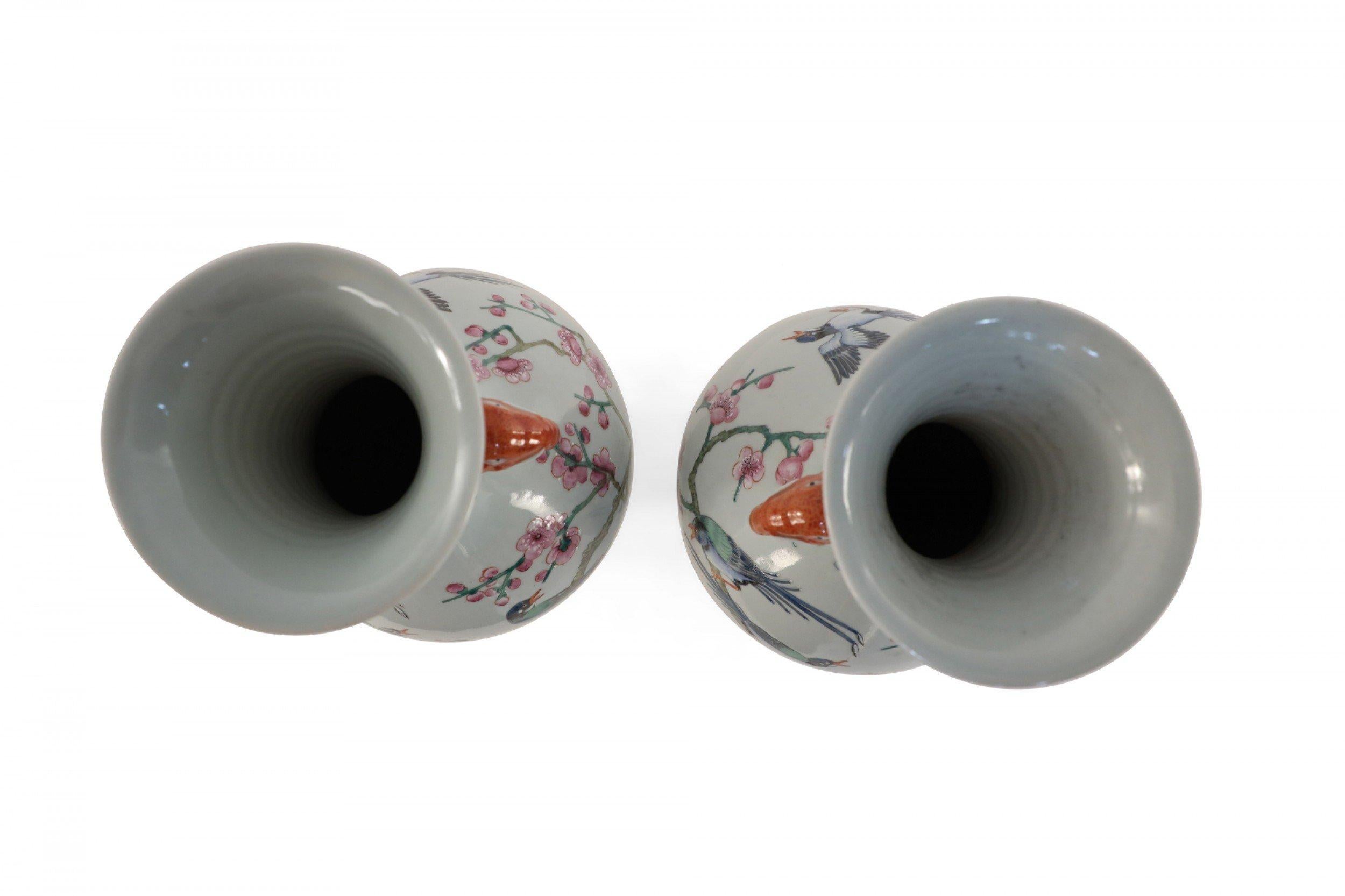 Porcelaine Paire de vases chinois en porcelaine à motifs de fleurs de cerisier et d'oiseaux blanc cassé en vente