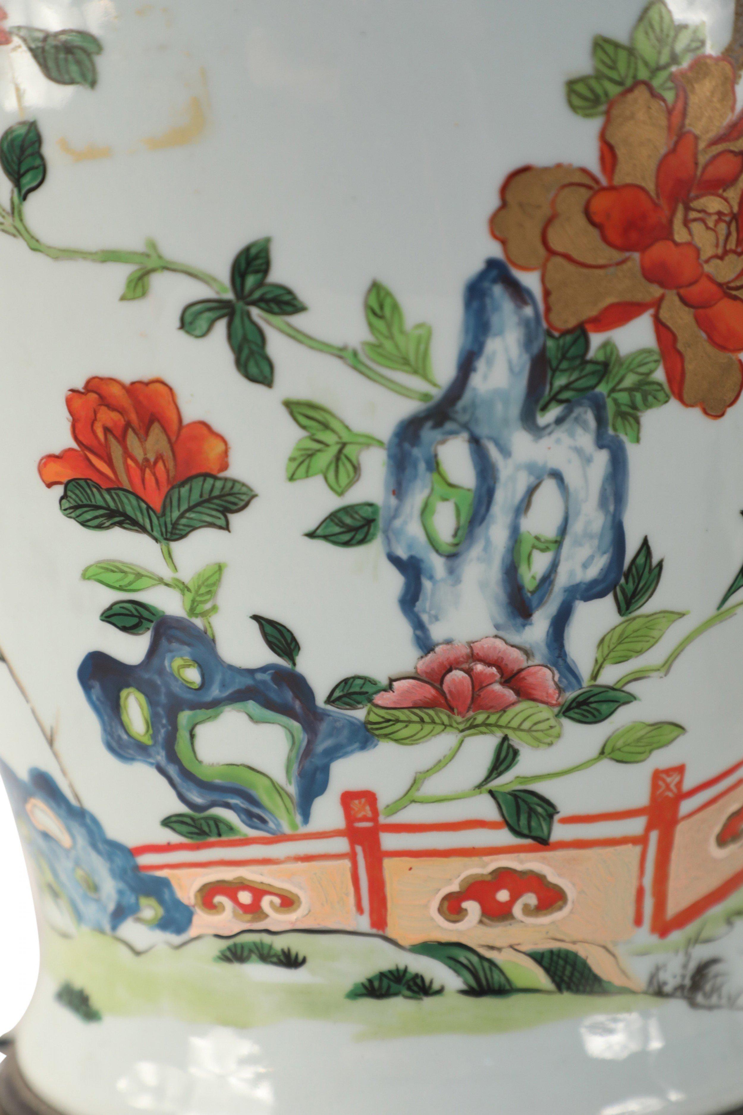 Paire de lampes de table chinoises Off-White à motifs de fleurs et de bambous Bon état - En vente à Queens, NY