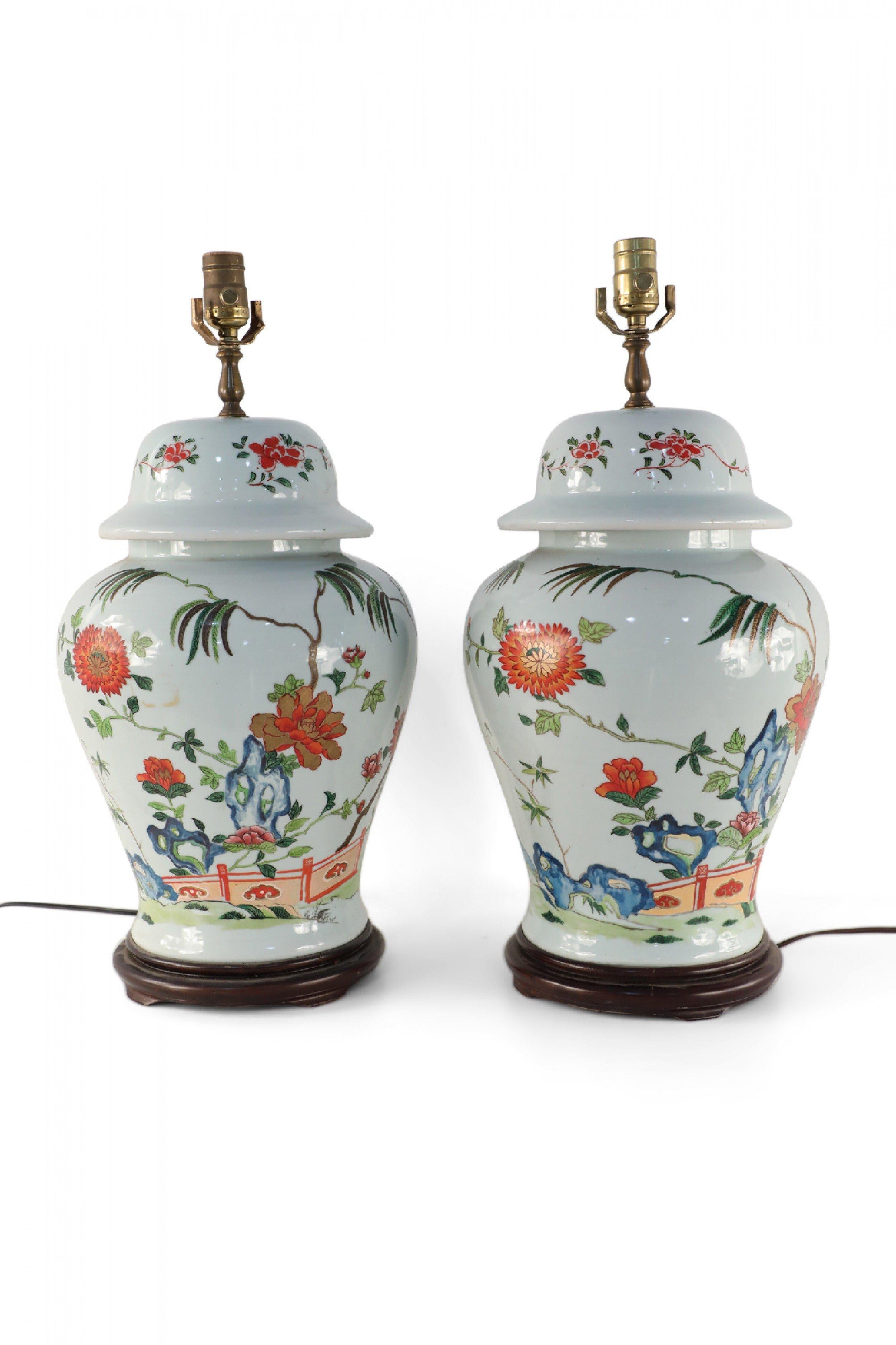 Laiton Paire de lampes de table chinoises Off-White à motifs de fleurs et de bambous en vente