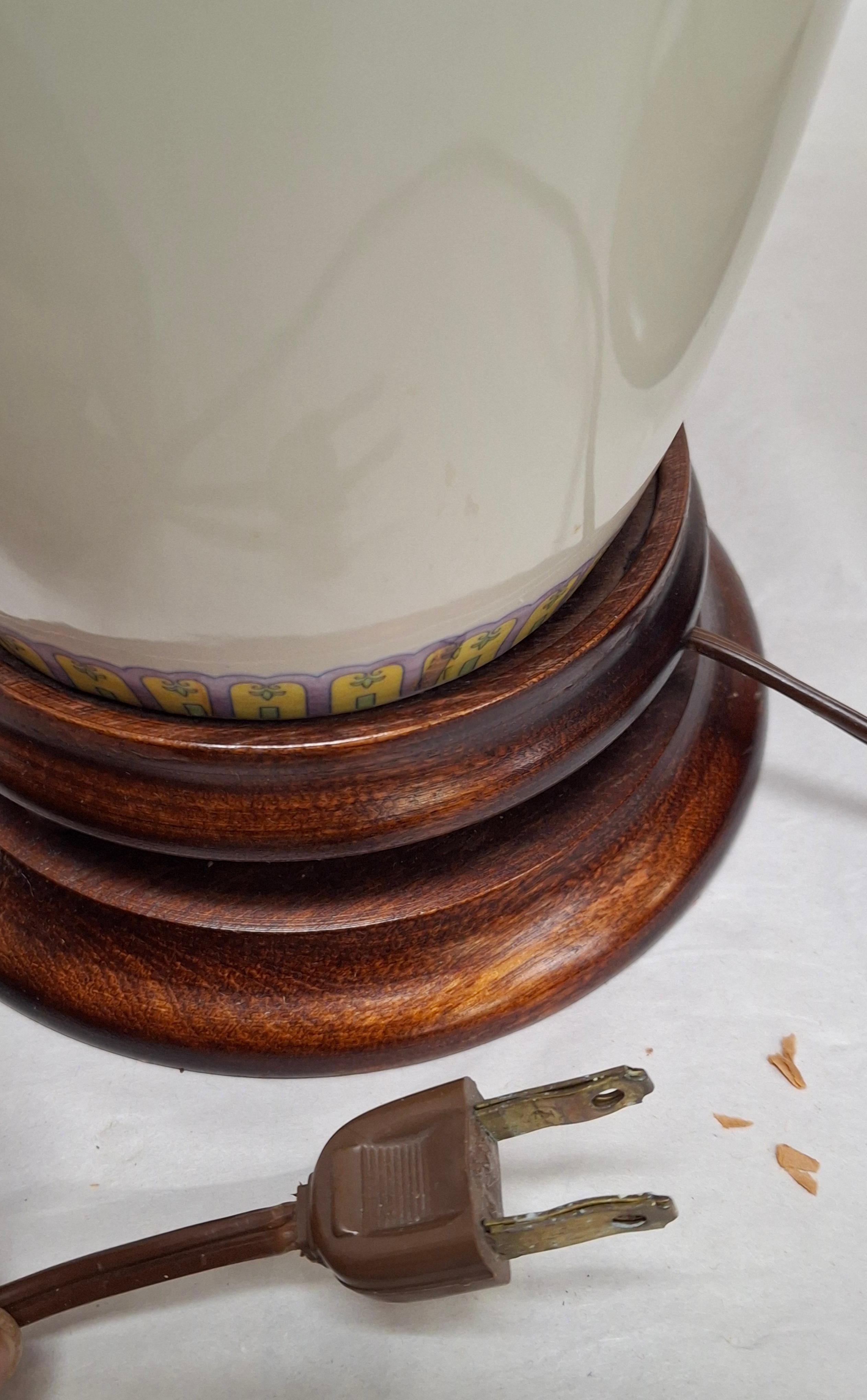 Pair of Chinese Off-White Floral Porcelain Table Lamps on Carved Mahogany Base For Sale 4
