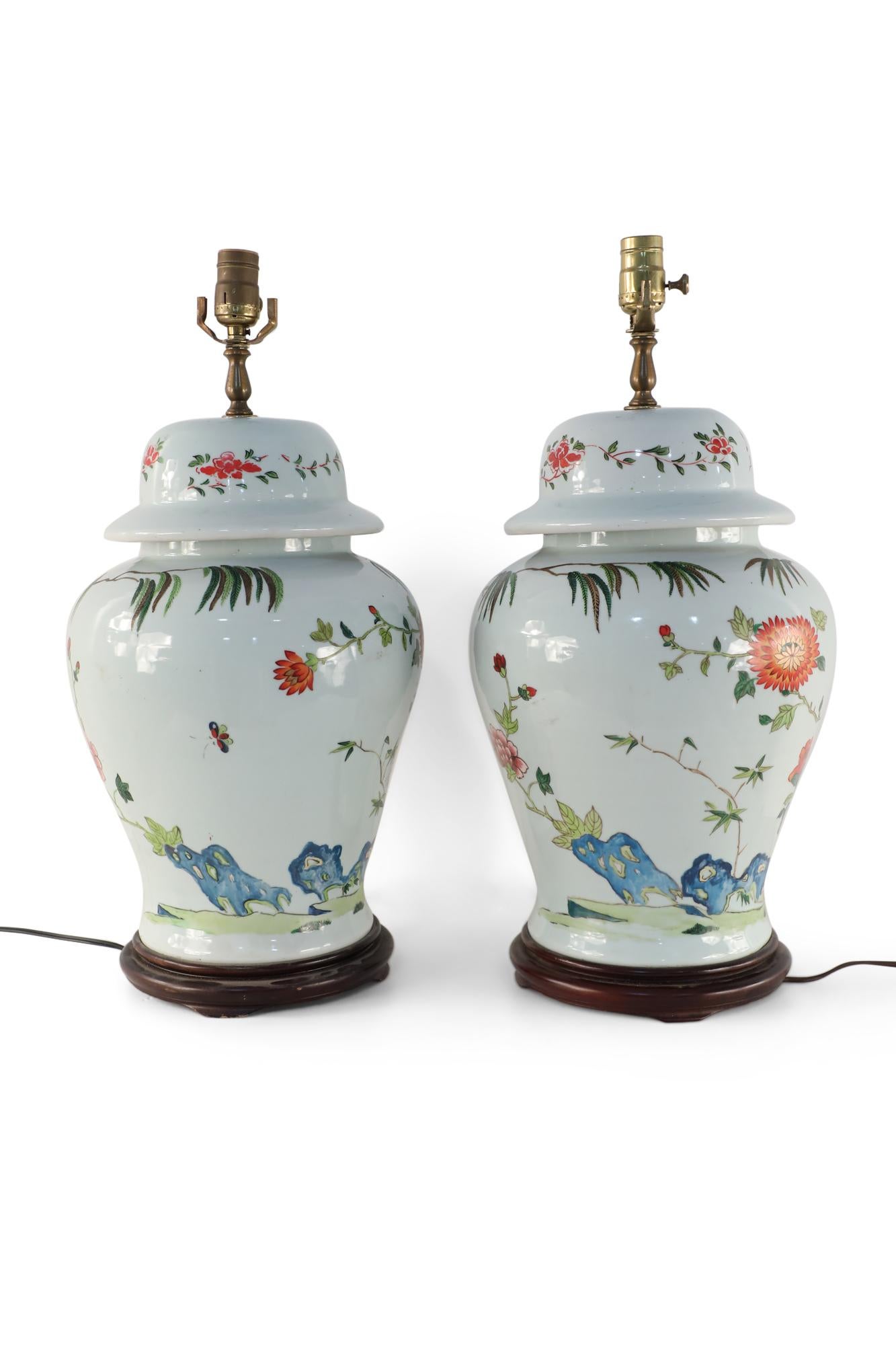 Coppia di lampade da tavolo cinesi a urna con fiori bianchi e montate su una base in Wood In condizioni buone in vendita a Queens, NY