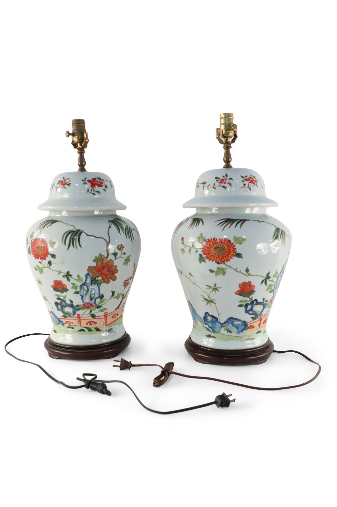 Porcellana Coppia di lampade da tavolo cinesi a urna con fiori bianchi e montate su una base in Wood in vendita