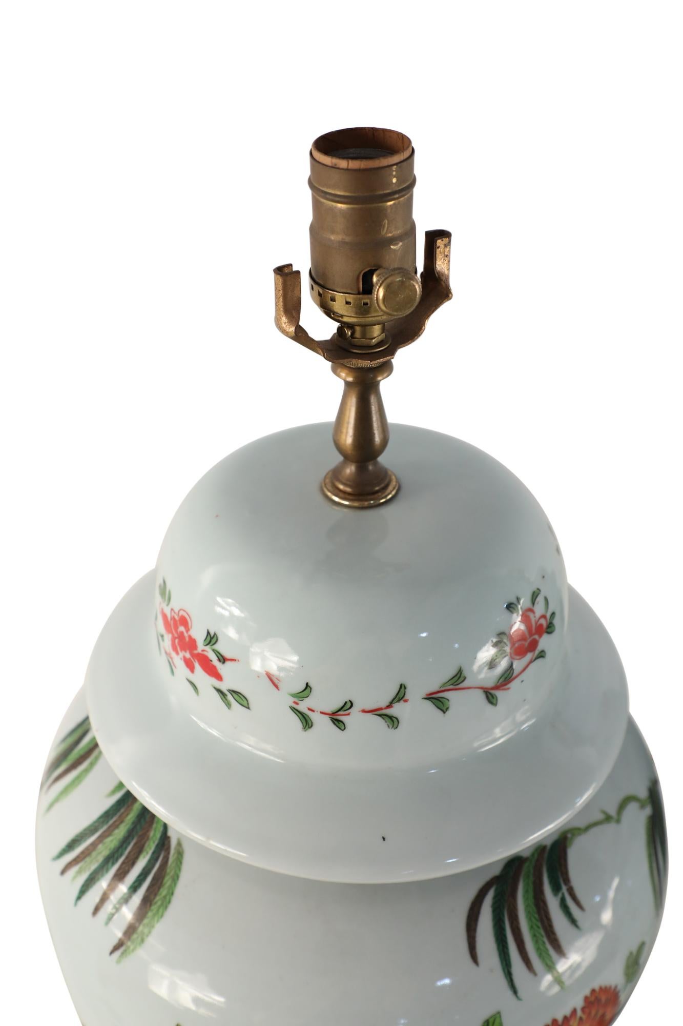 Paire de lampes de table en porcelaine chinoise Off-White à motifs floraux montées sur une base en Wood en vente 1