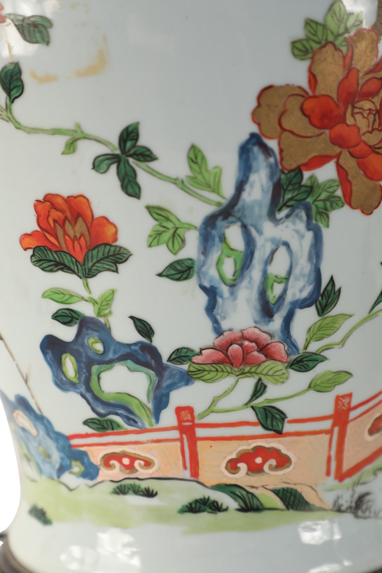 Paire de lampes de table en porcelaine chinoise Off-White à motifs floraux montées sur une base en Wood en vente 3
