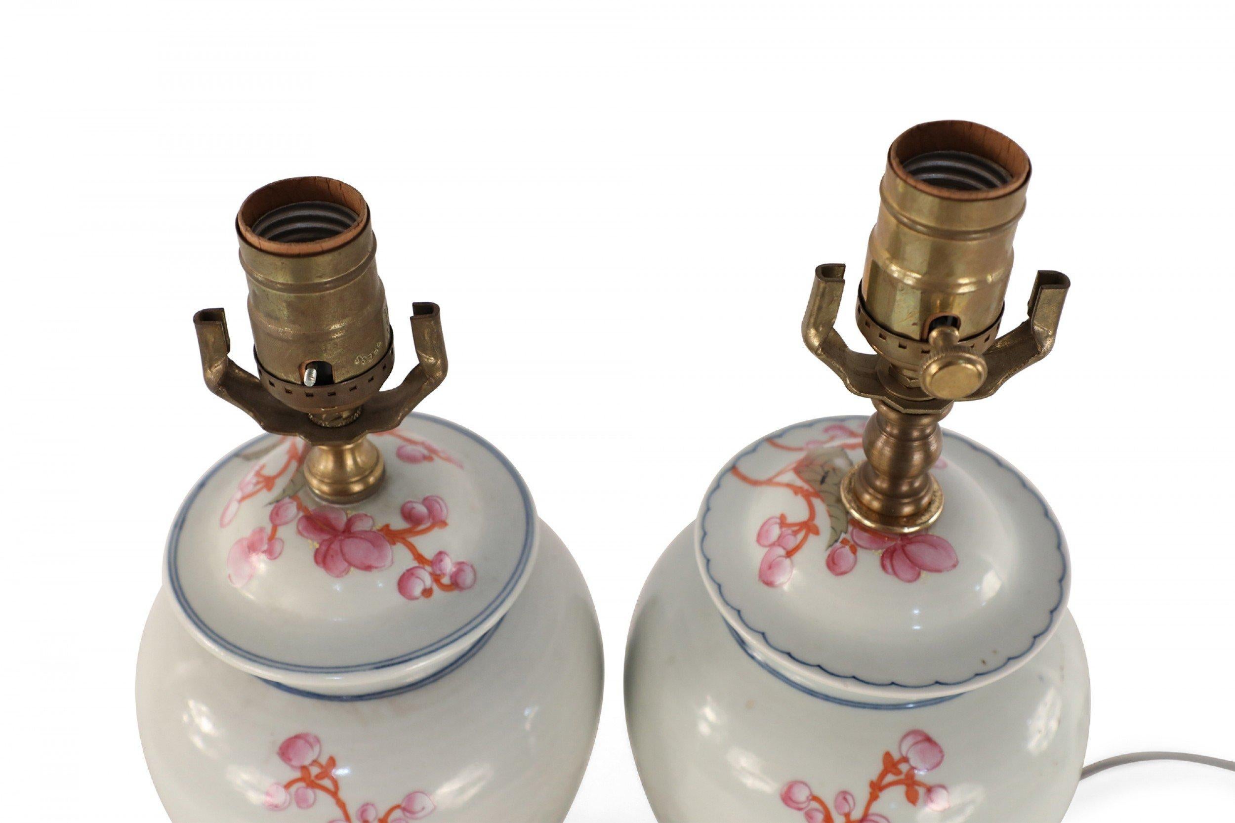 Exportation chinoise Paire de lampes de table chinoises en porcelaine à motifs floraux orange et rose, de couleur Off-White en vente
