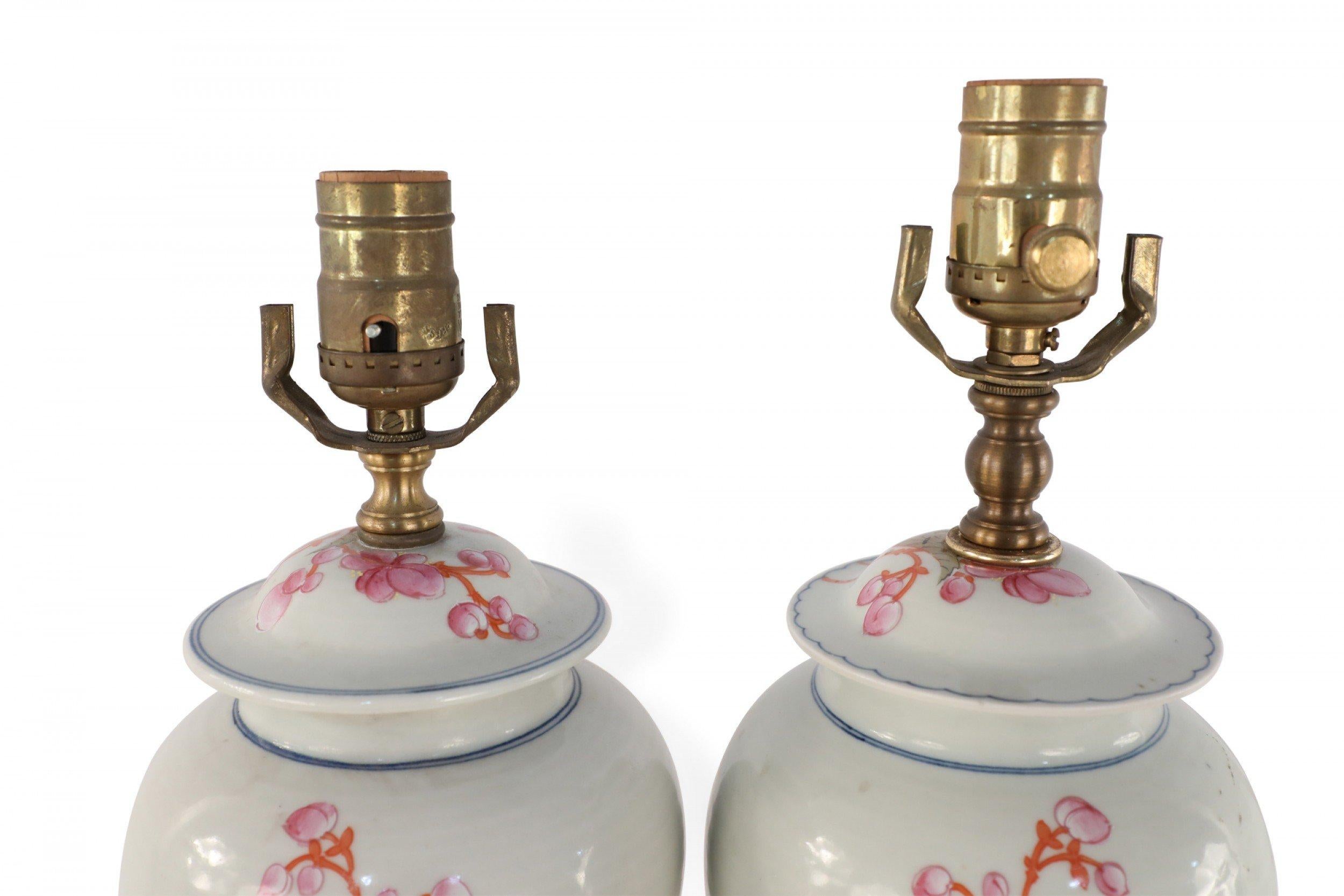 Chinois Paire de lampes de table chinoises en porcelaine à motifs floraux orange et rose, de couleur Off-White en vente