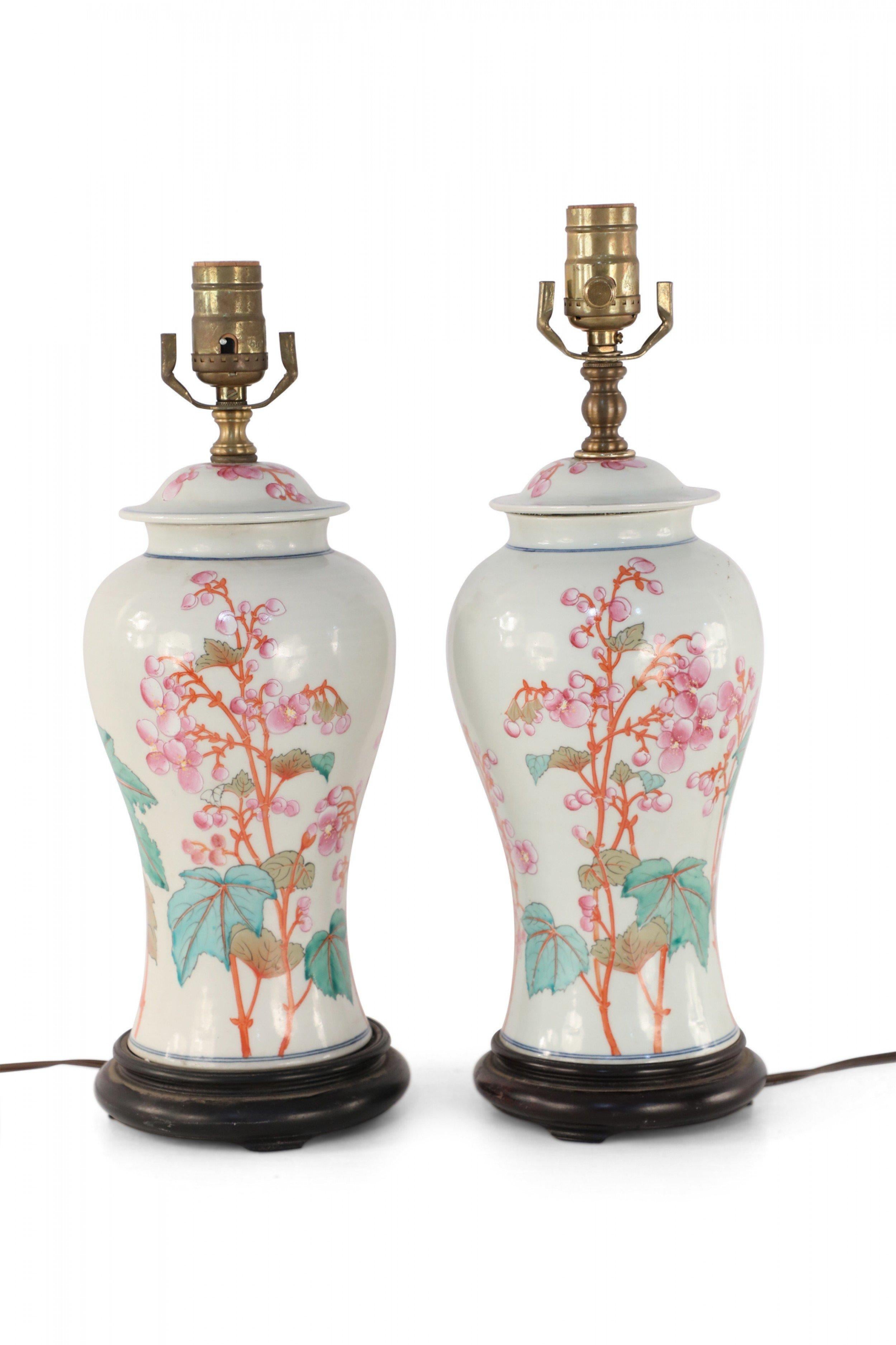 Paire de lampes de table chinoises en porcelaine à motifs floraux orange et rose, de couleur Off-White Bon état - En vente à New York, NY