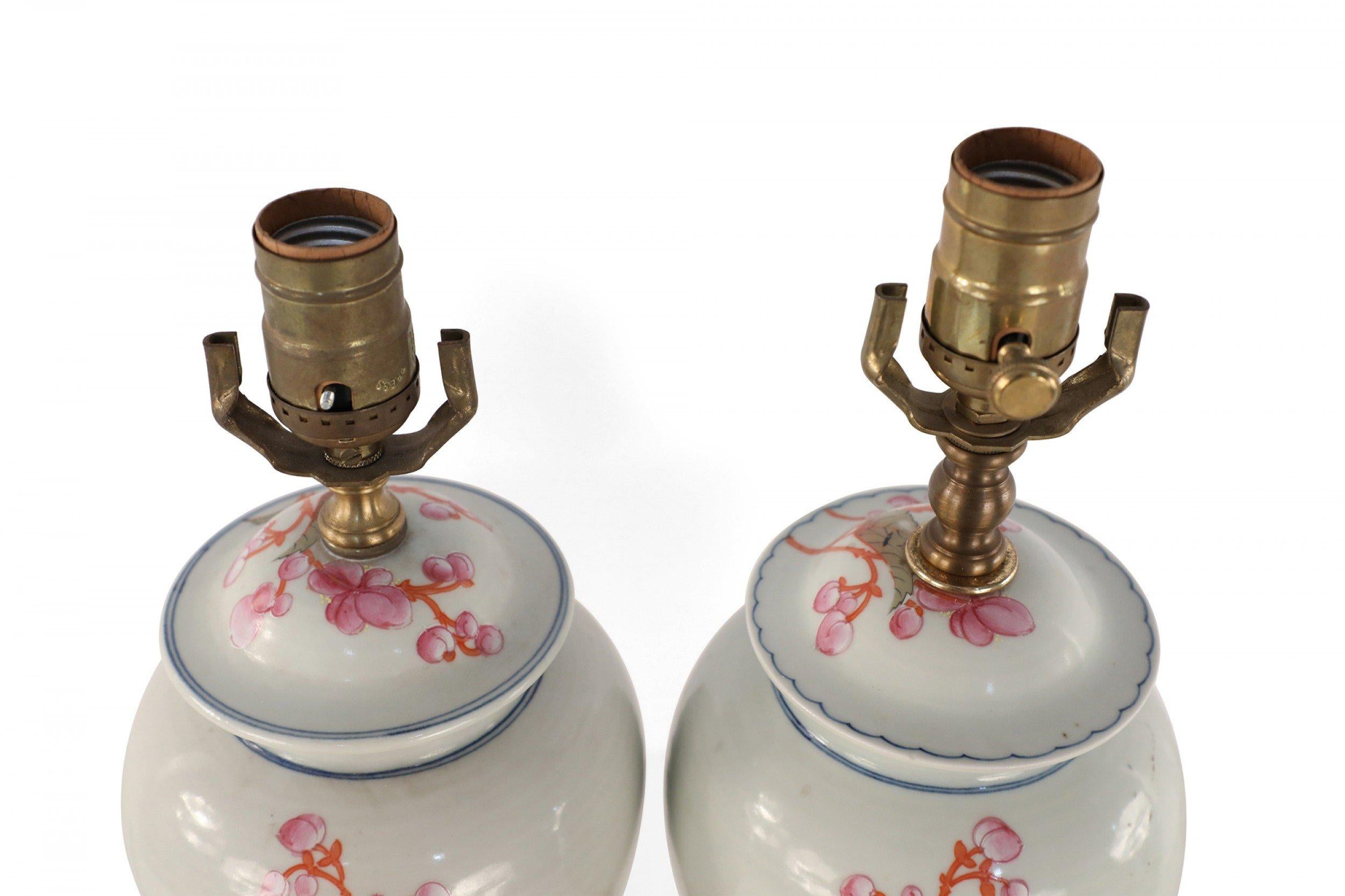 Paire de lampes de table chinoises en porcelaine à motifs floraux orange et rose, de couleur Off-White en vente 2