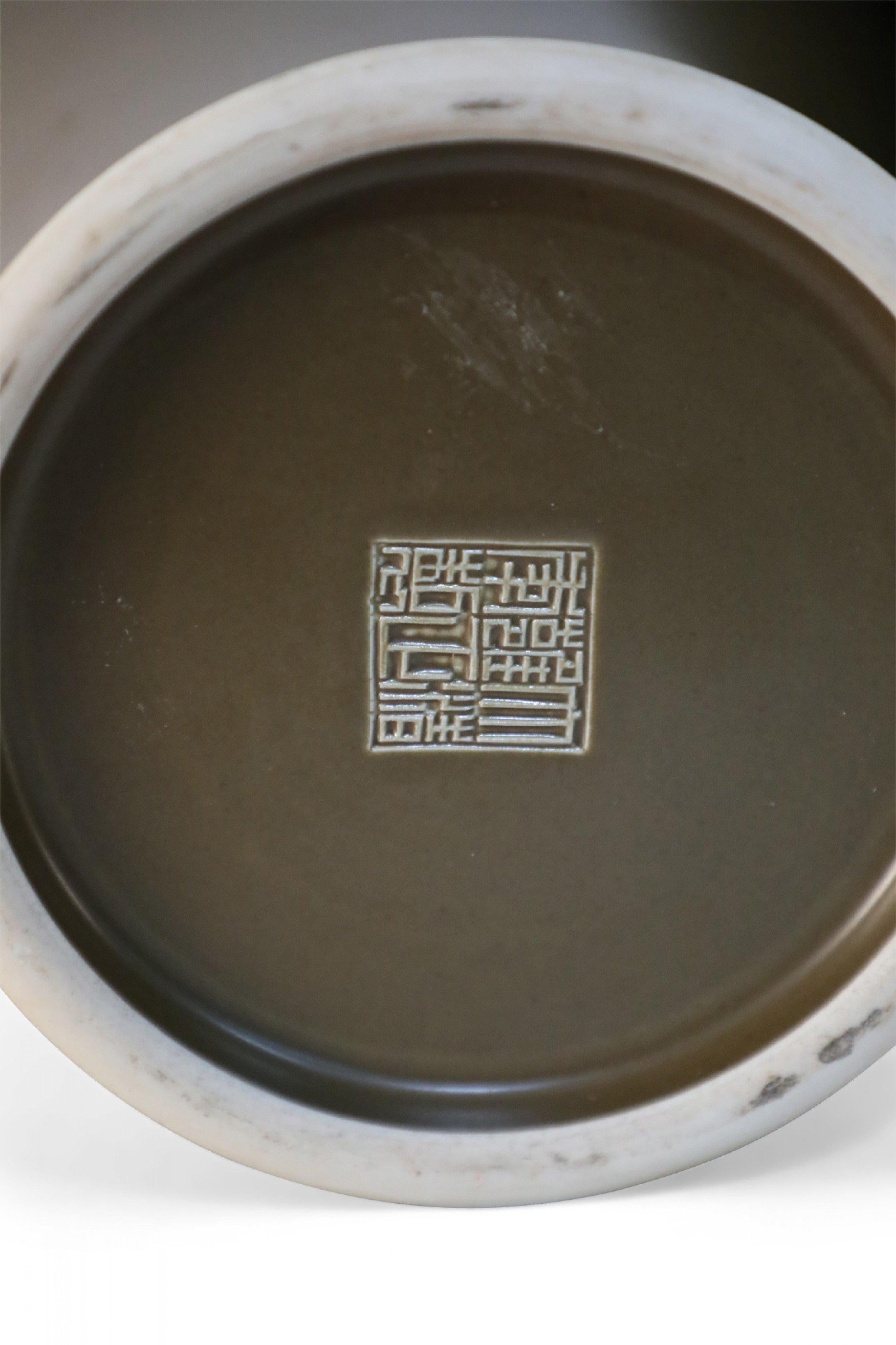 Paar chinesische olivfarbene Meiping-Vasen aus Porzellan (19. Jahrhundert) im Angebot