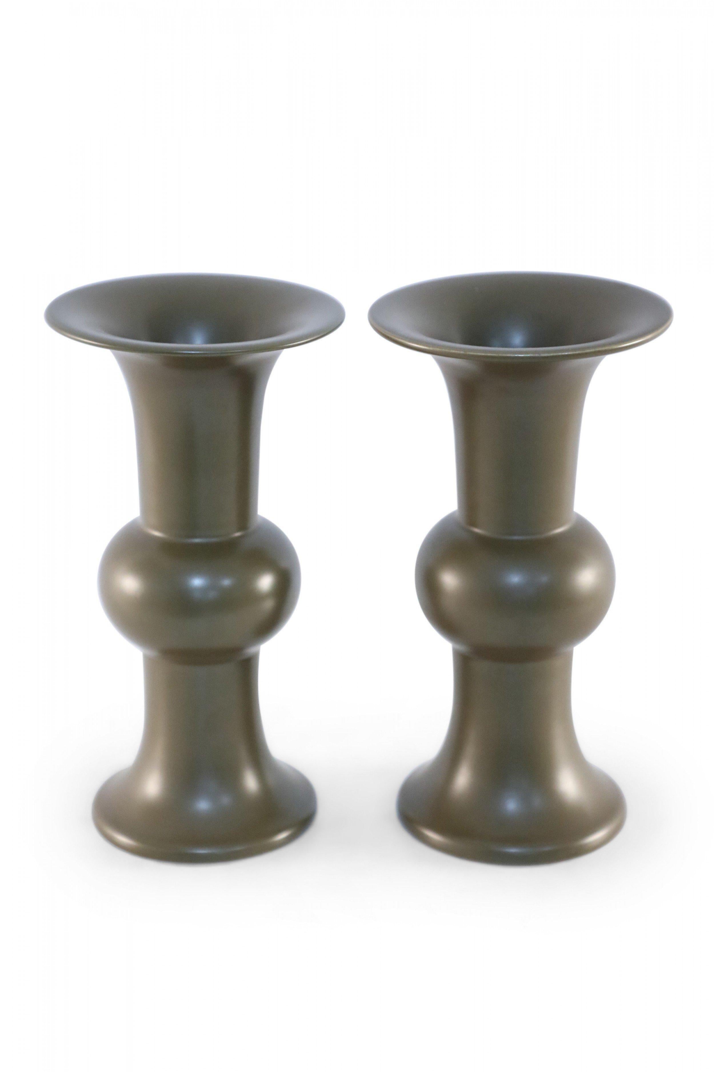 COPPIA di vasi antichi cinesi (fine XIX secolo) in ceramica con smalto verde intenso e forme a bicchiere (marchio sul fondo, vedi foto) (PREZZO A COPPIA).

Condit: Buono; Usura coerente con l'età e l'utilizzo