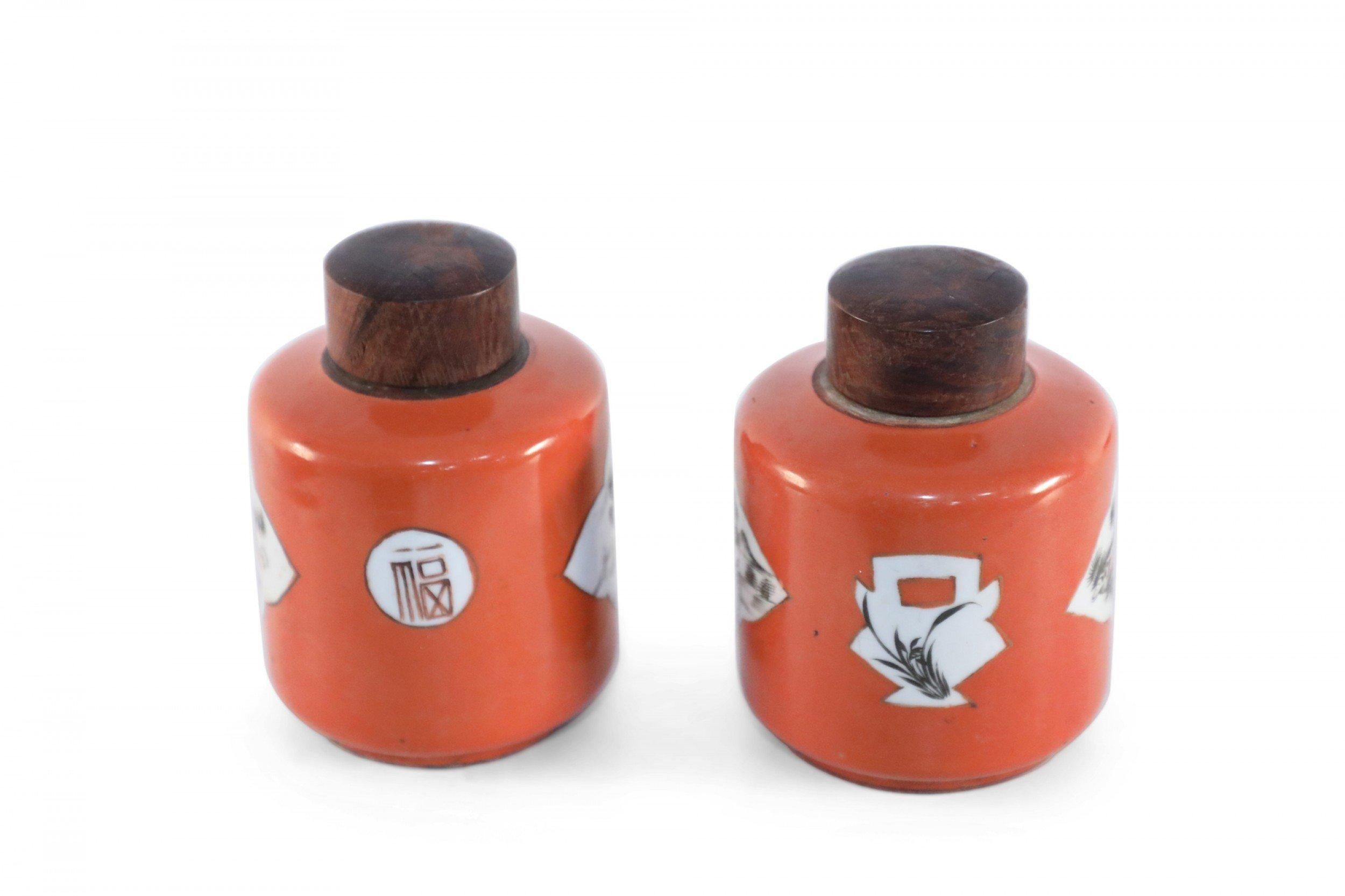 Pair of Chinese Orange Lidded Porcelain Jars In Good Condition For Sale In New York, NY