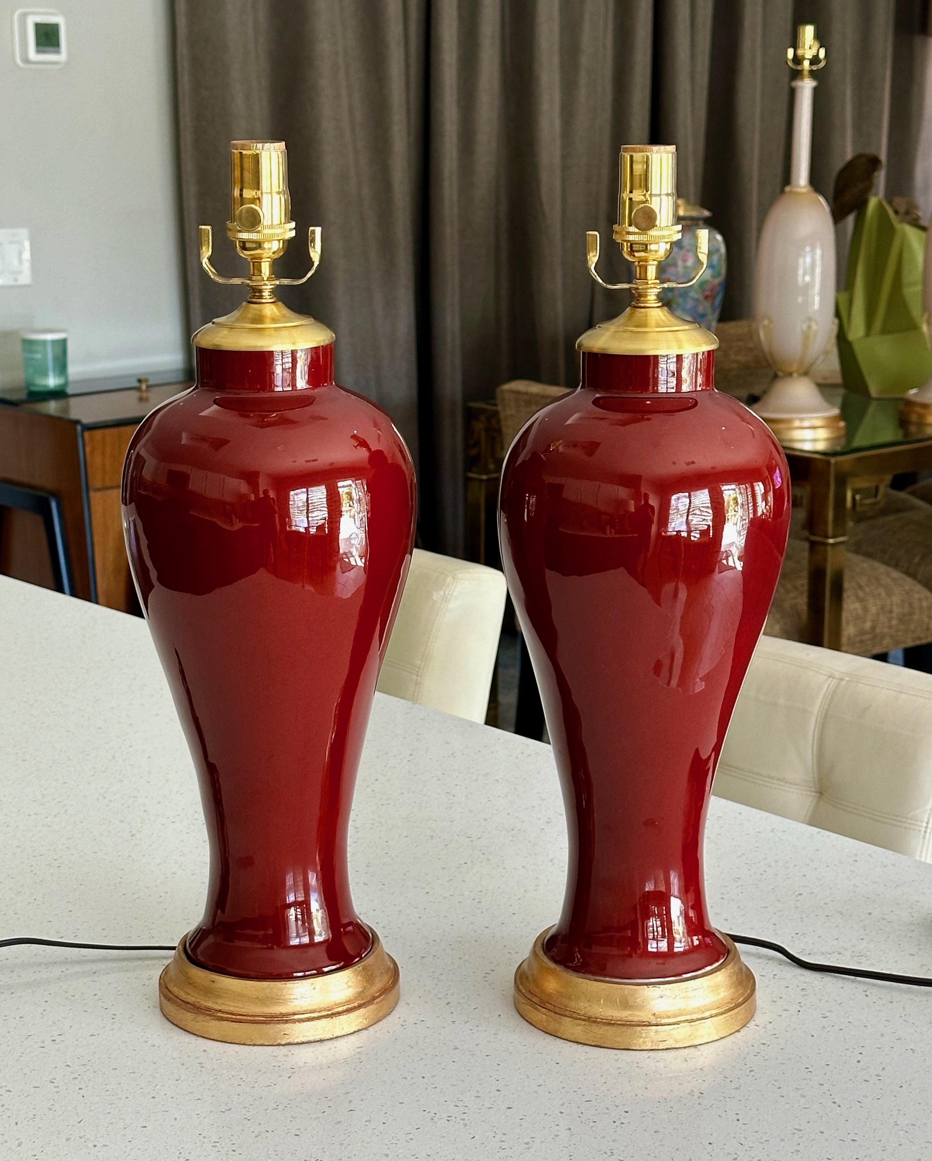Chinois Paire de lampes en porcelaine chinoise de couleur sang-de-bœuf en vente