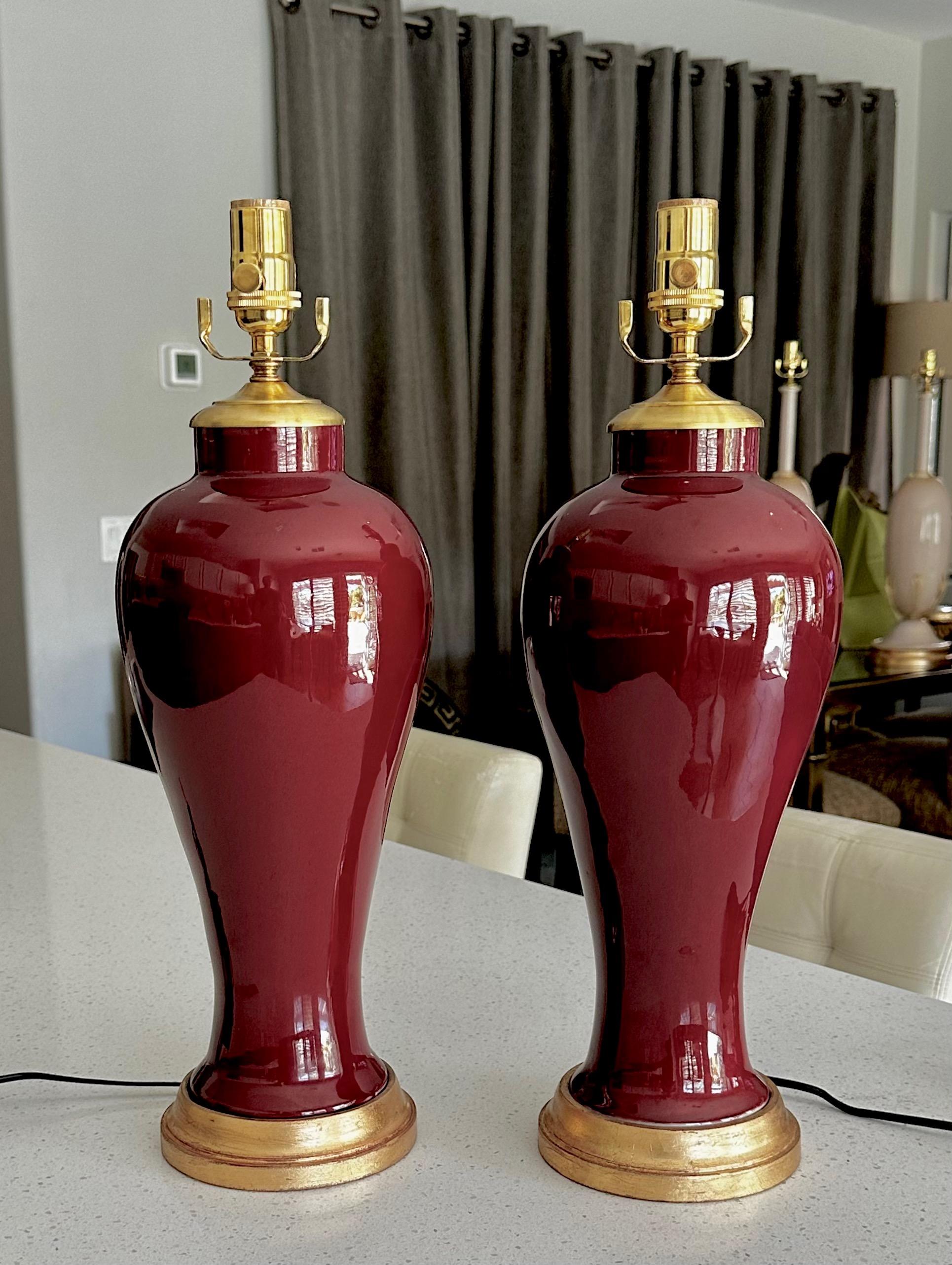 Paire de lampes en porcelaine chinoise de couleur sang-de-bœuf en vente 1