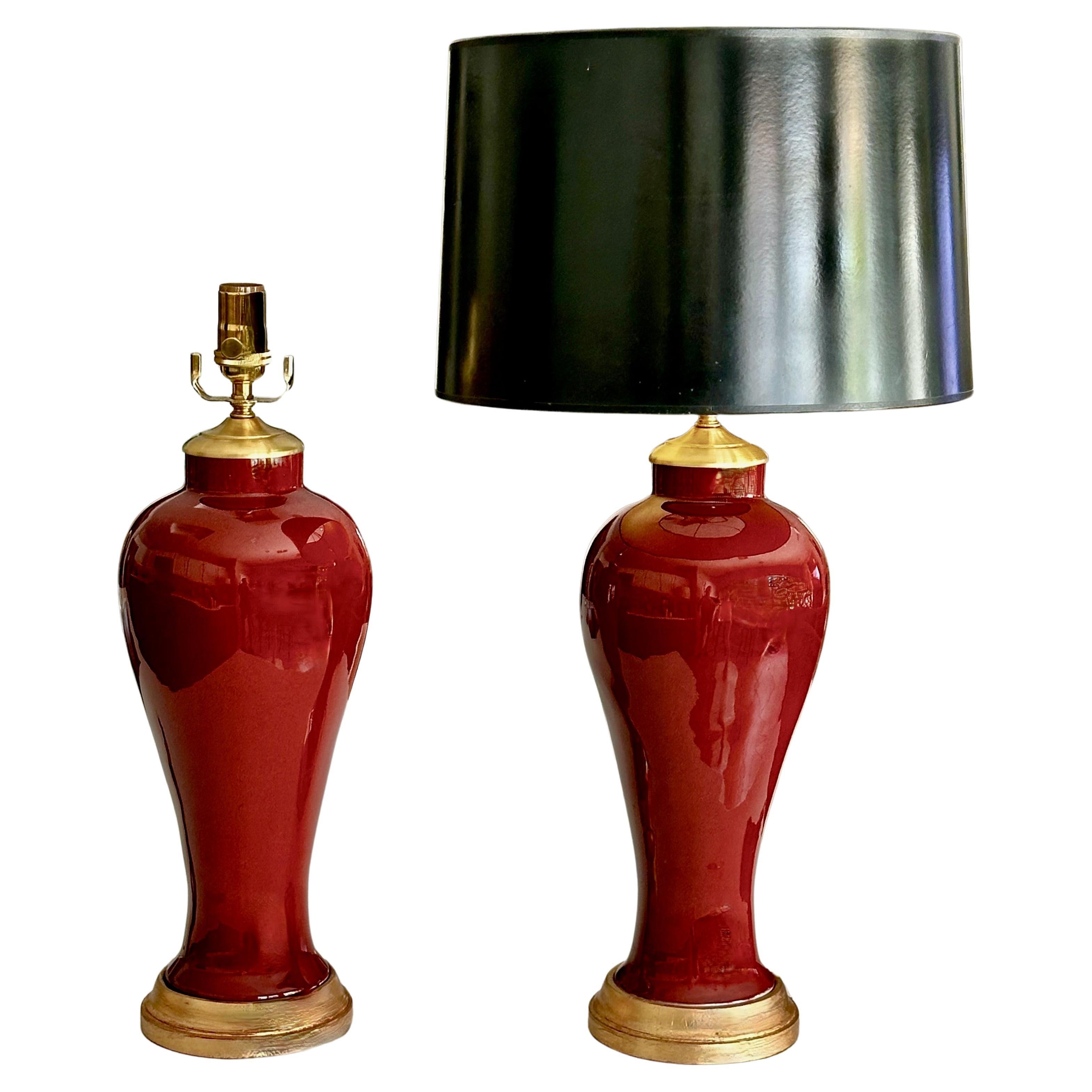 Paire de lampes en porcelaine chinoise de couleur sang-de-bœuf en vente