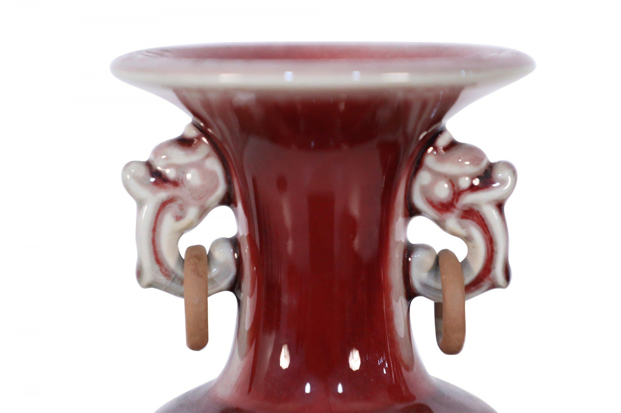Paire de vases cannelés chinois en forme de sang de bœuf rouge en vente 6