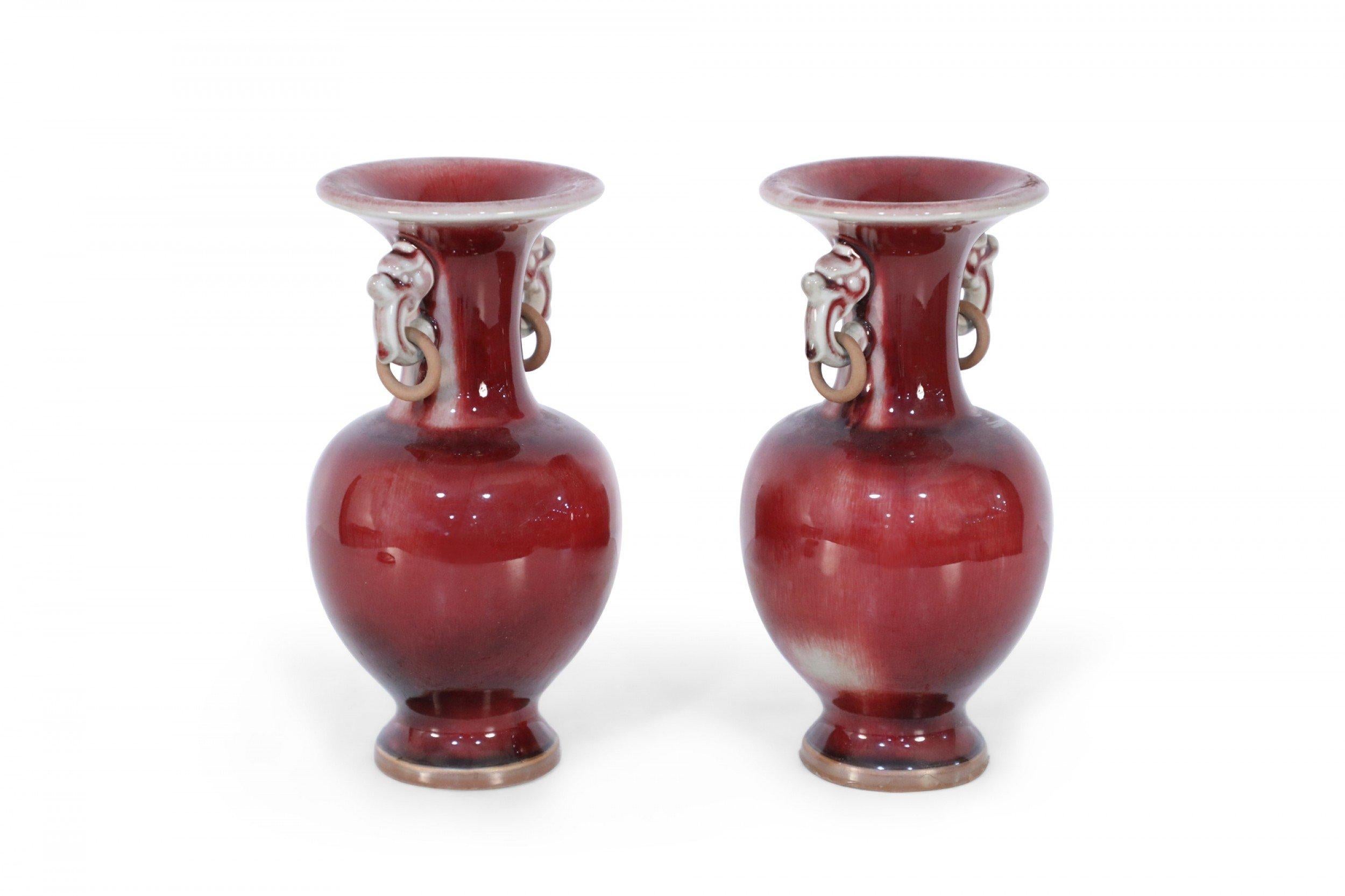 Paire de vases cannelés chinois en forme de sang de bœuf rouge en vente 1