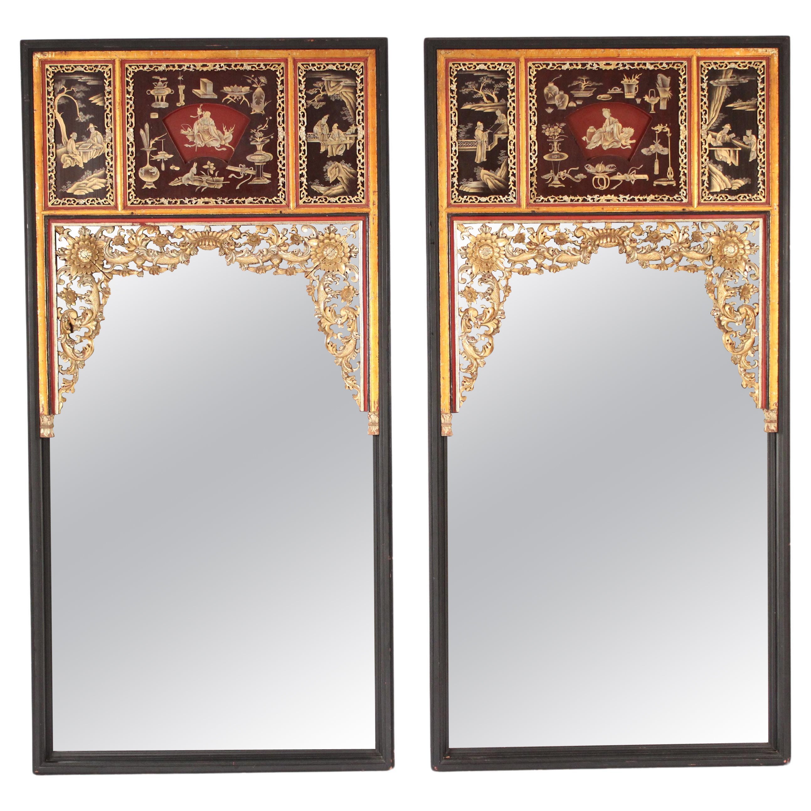 Paire de miroirs chinois peints et décorés de dorures