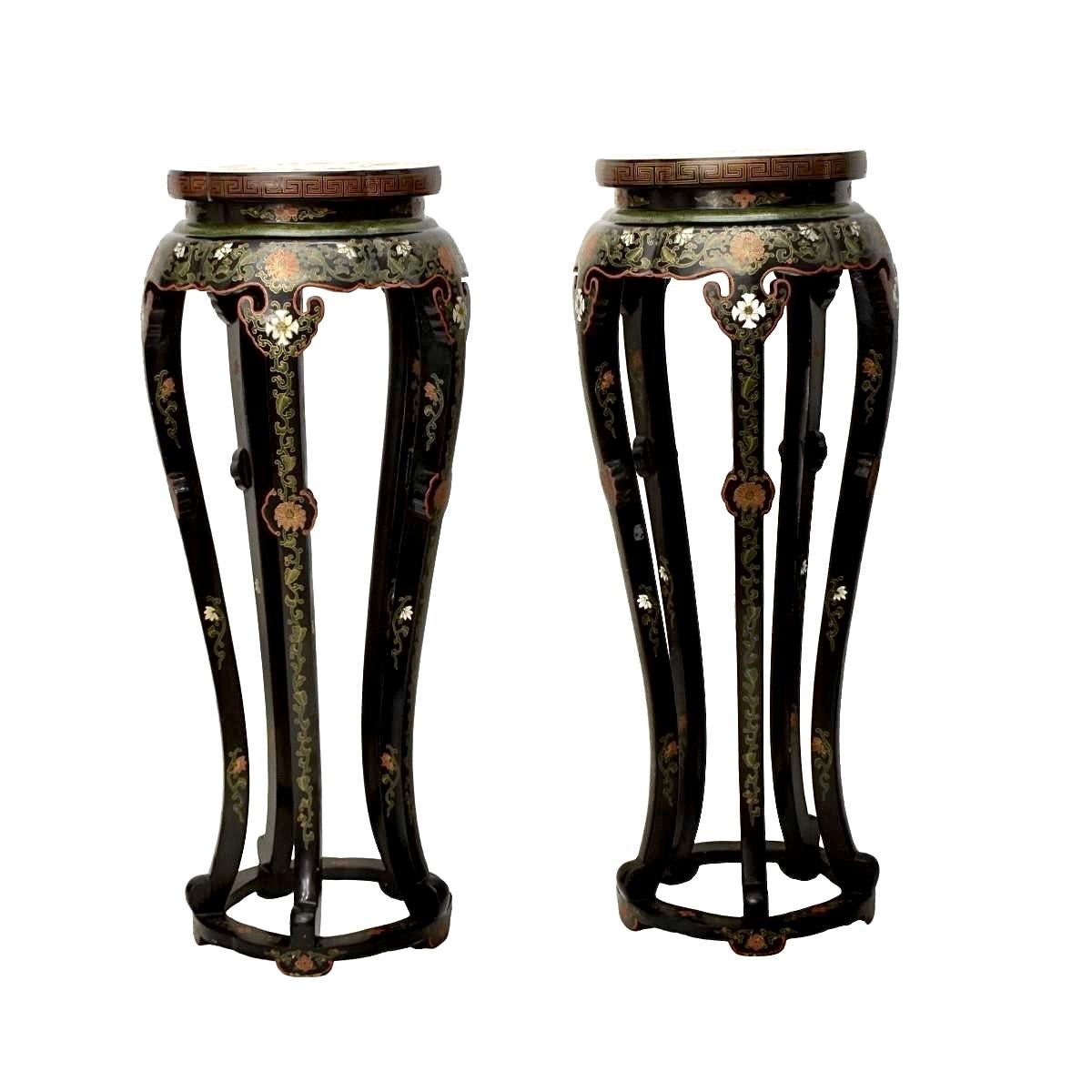 Feines Paar chinesischer bemalter und lackierter Sockel aus dem frühen 20. Jahrhundert in den Farben Grün, Weiß und Rot auf schwarzem Grund. Die Sockel sind mit traditionellen chinesischen Motiven aus Flora, Fauna und geometrischen Mustern verziert.