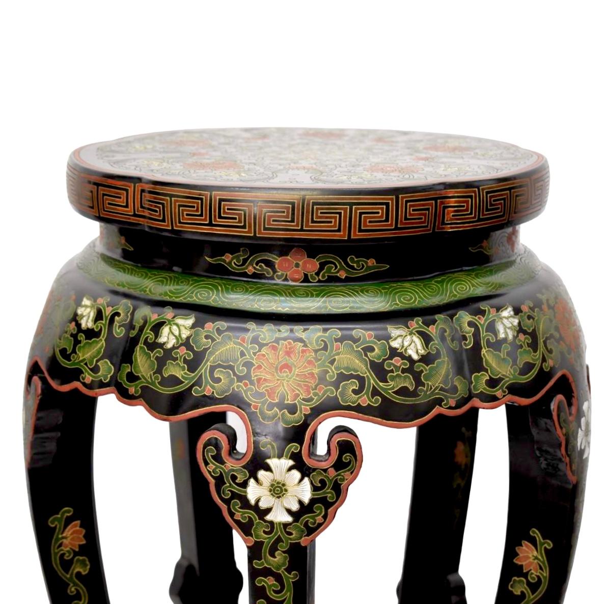 Paar chinesische bemalte und lackierte Chinoiserie-Sockel (Chinesisch) im Angebot
