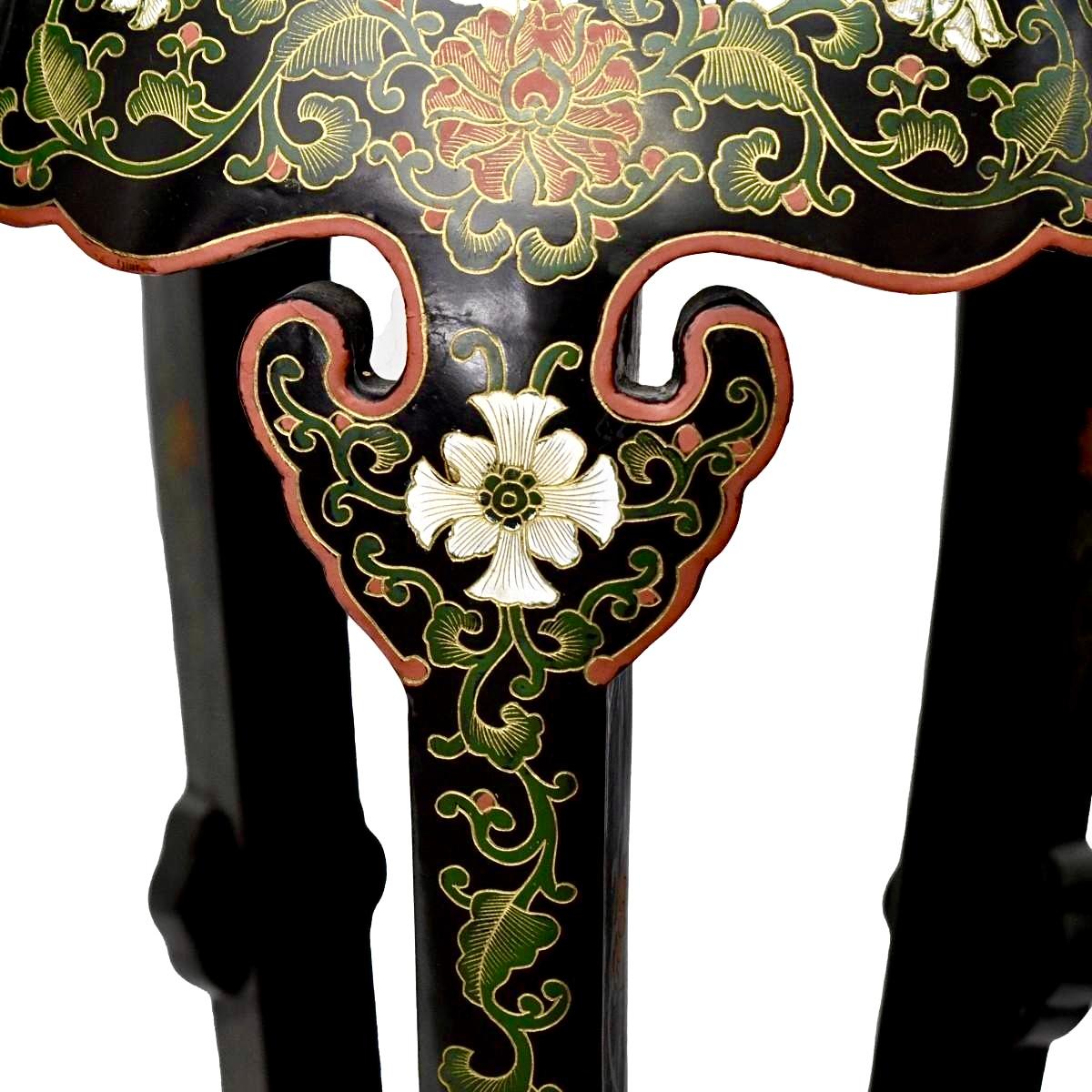 Paar chinesische bemalte und lackierte Chinoiserie-Sockel (Lackiert) im Angebot