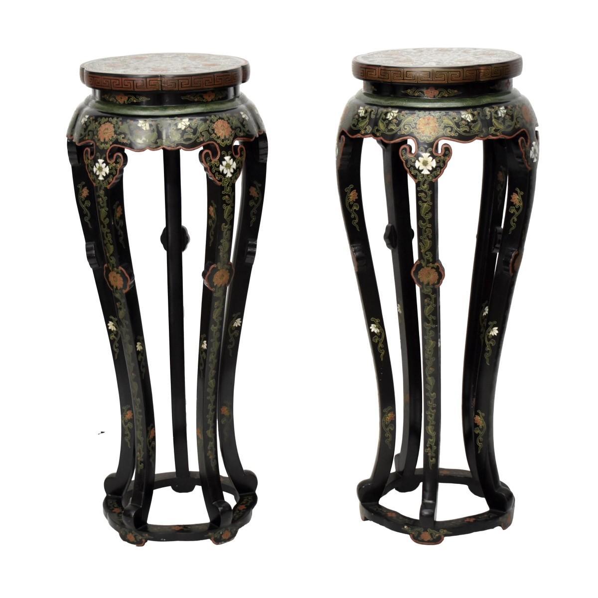 Paar chinesische bemalte und lackierte Chinoiserie-Sockel (20. Jahrhundert) im Angebot