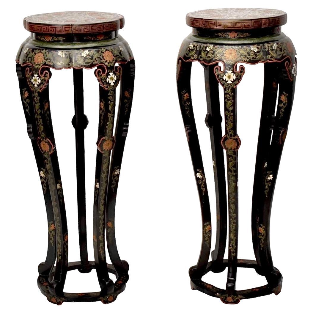 Coppia di piedistalli cinesi dipinti e laccati in stile Chinoiserie