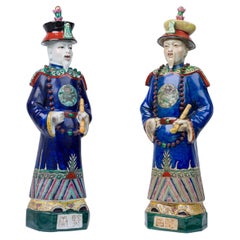 Coppia di figure cinesi in ceramica dipinta raffiguranti un imperatore vestito di blu