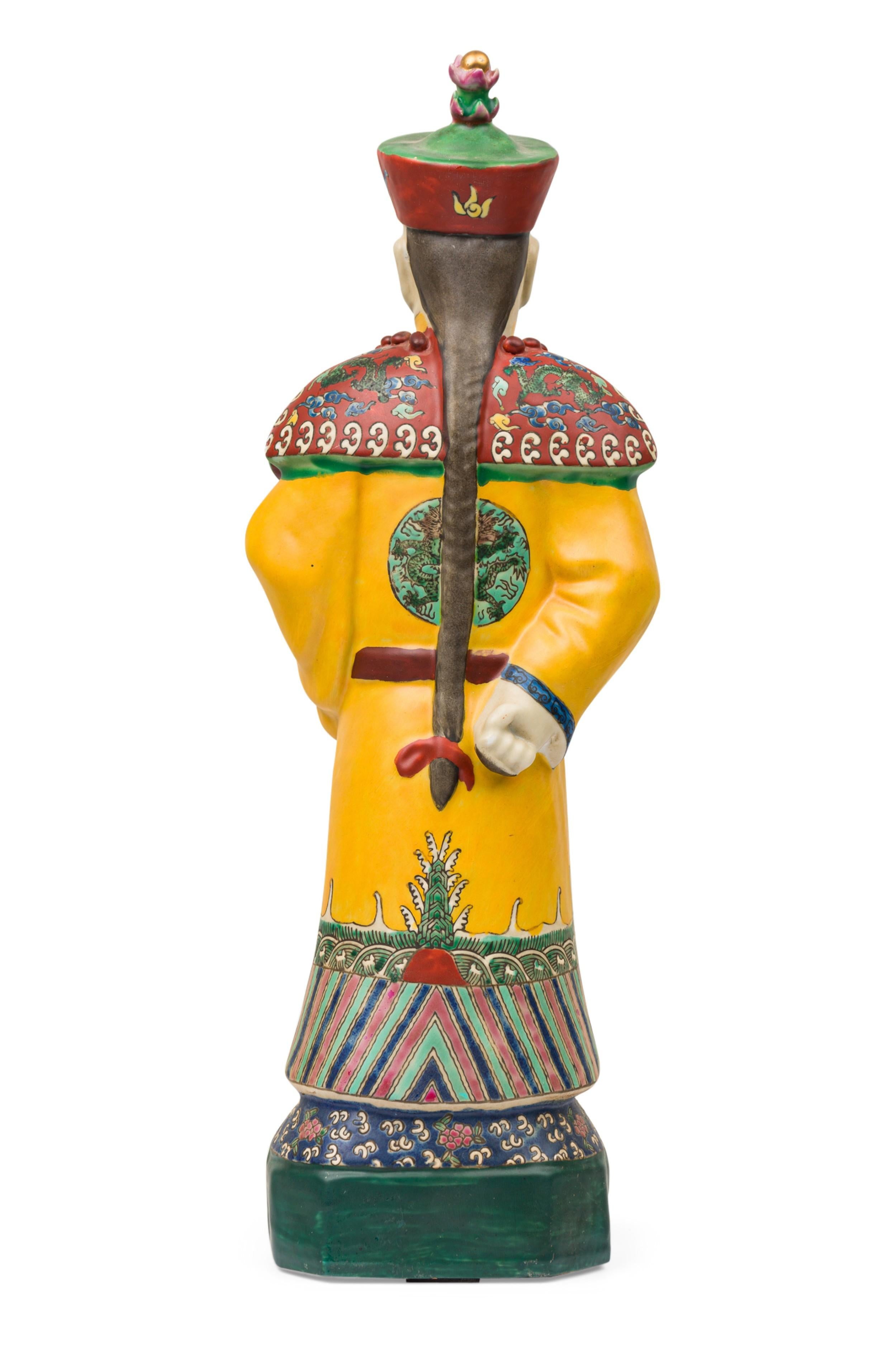 Paire de figures en céramique peintes chinoises représentant un empereur vêtu de jaune en vente 3