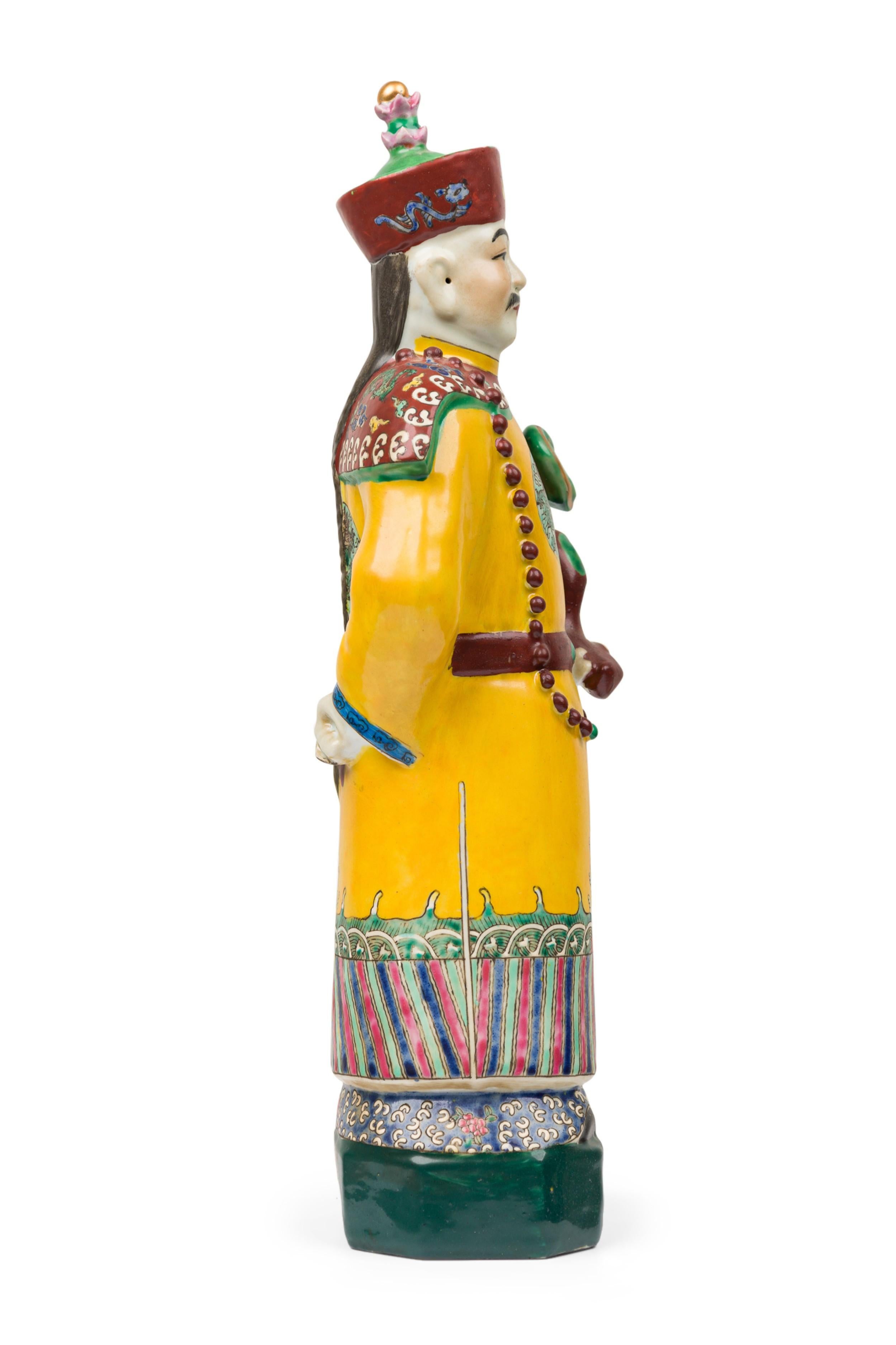 Paire de figures en céramique peintes chinoises représentant un empereur vêtu de jaune en vente 4