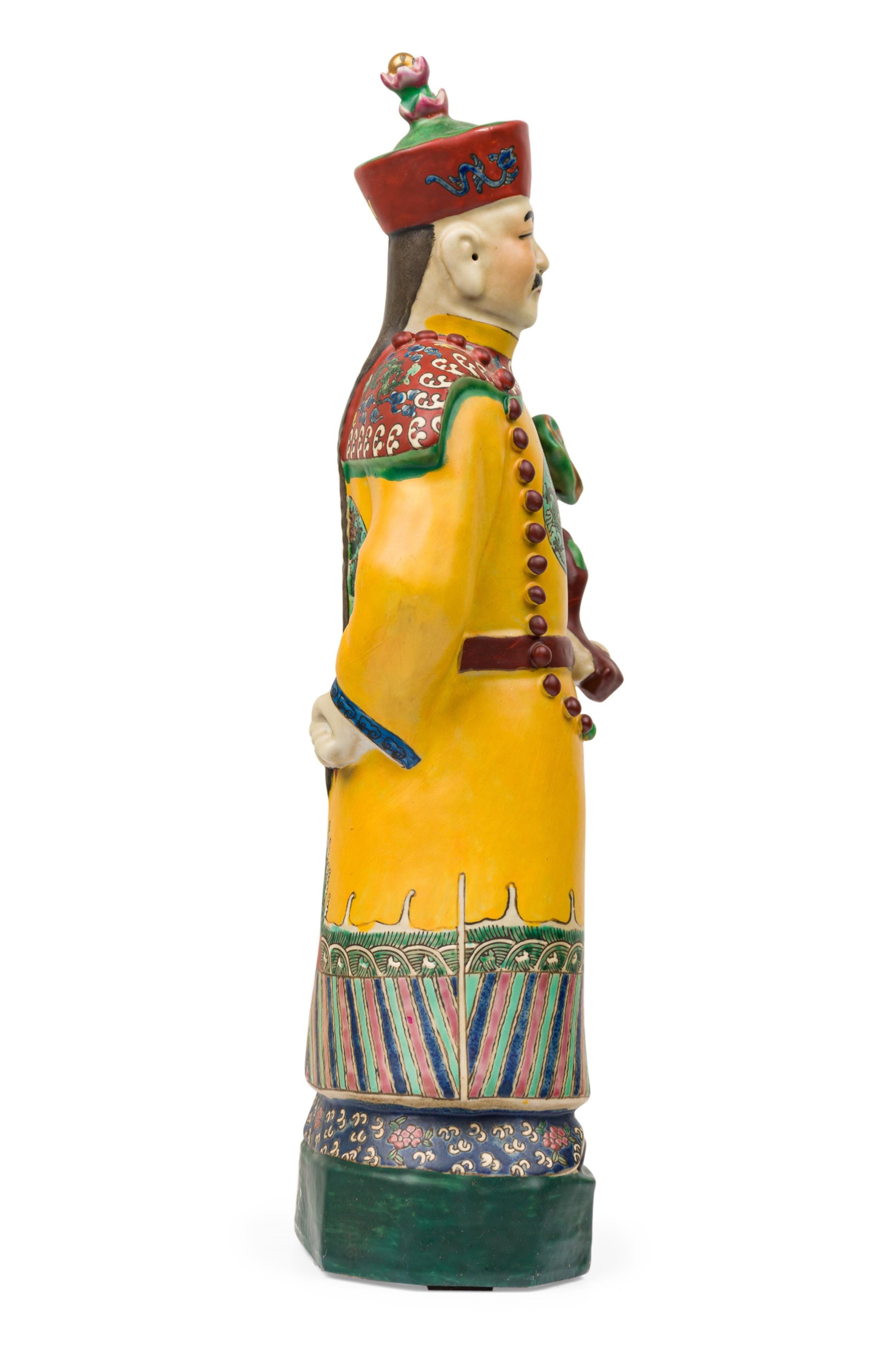 Paire de figures en céramique peintes chinoises représentant un empereur vêtu de jaune en vente 5