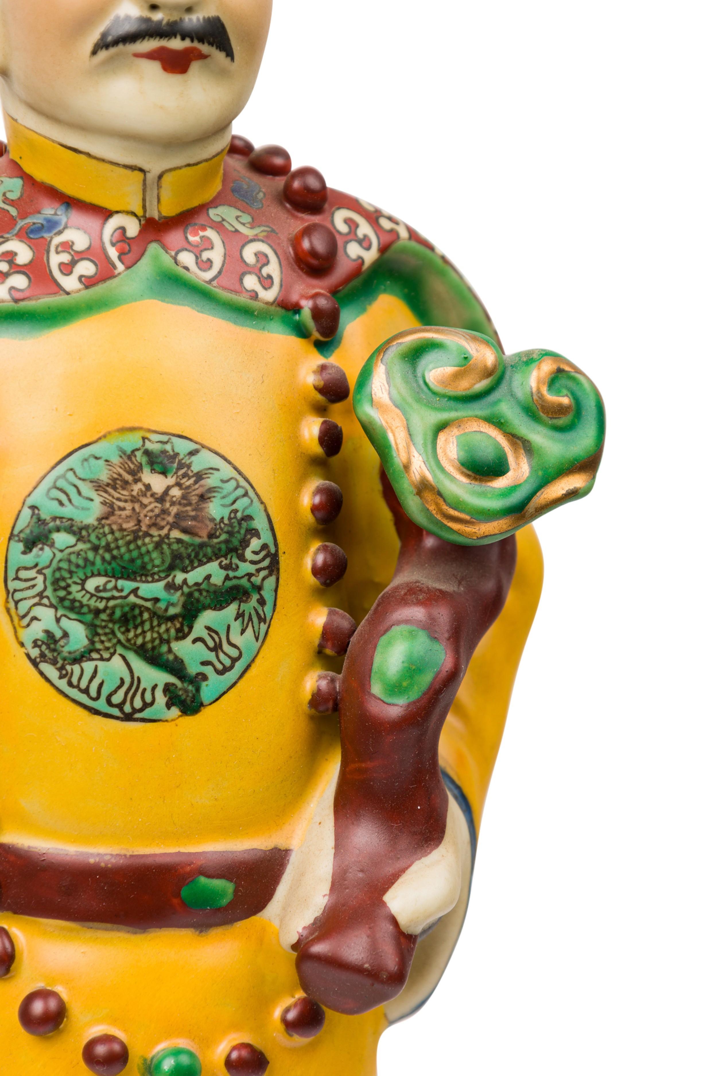 Paire de figures en céramique peintes chinoises représentant un empereur vêtu de jaune en vente 7