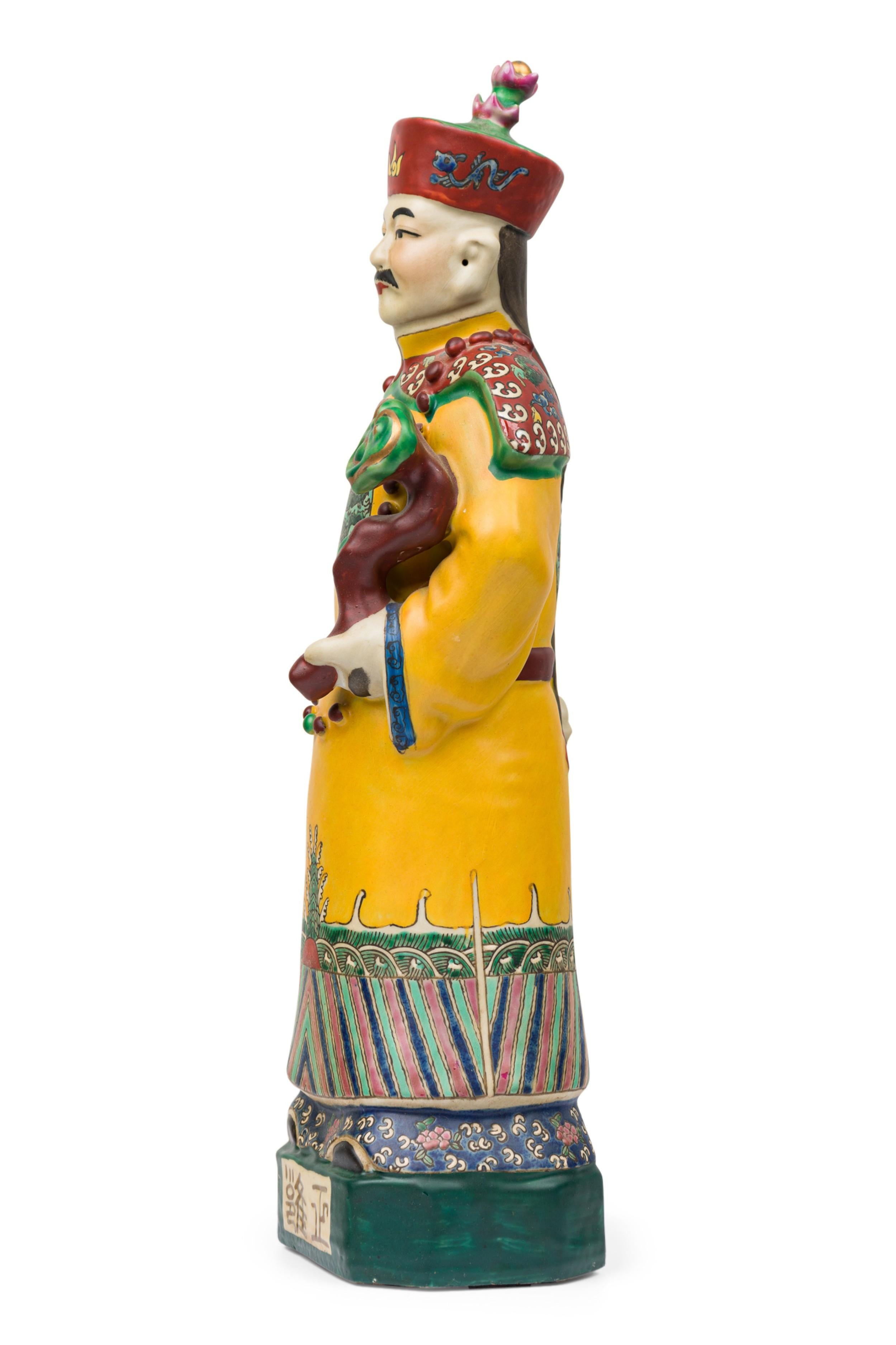 Paire de figures en céramique peintes chinoises représentant un empereur vêtu de jaune en vente 9