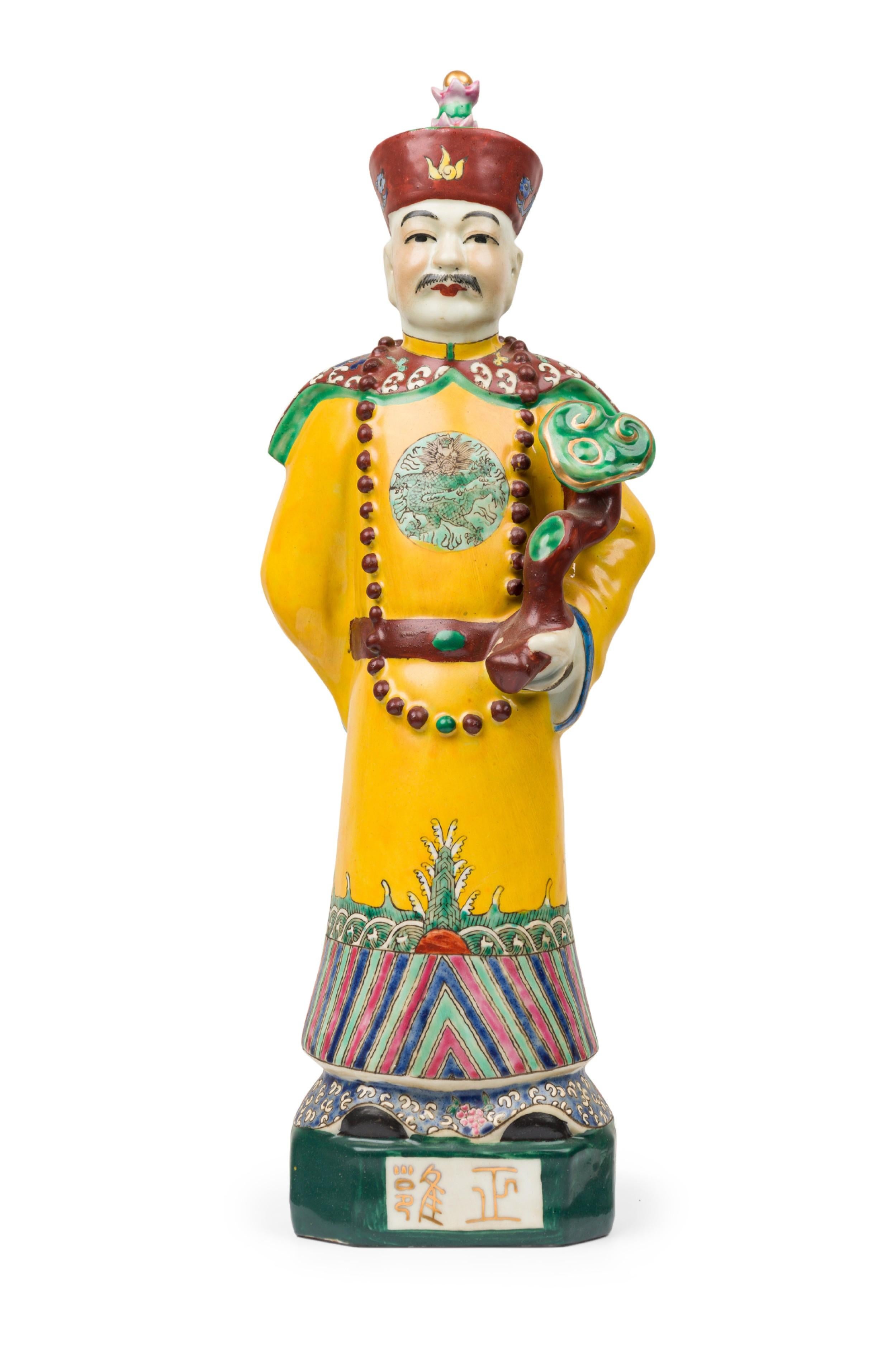 Paire de figures en céramique peintes chinoises représentant un empereur vêtu de jaune en vente 10
