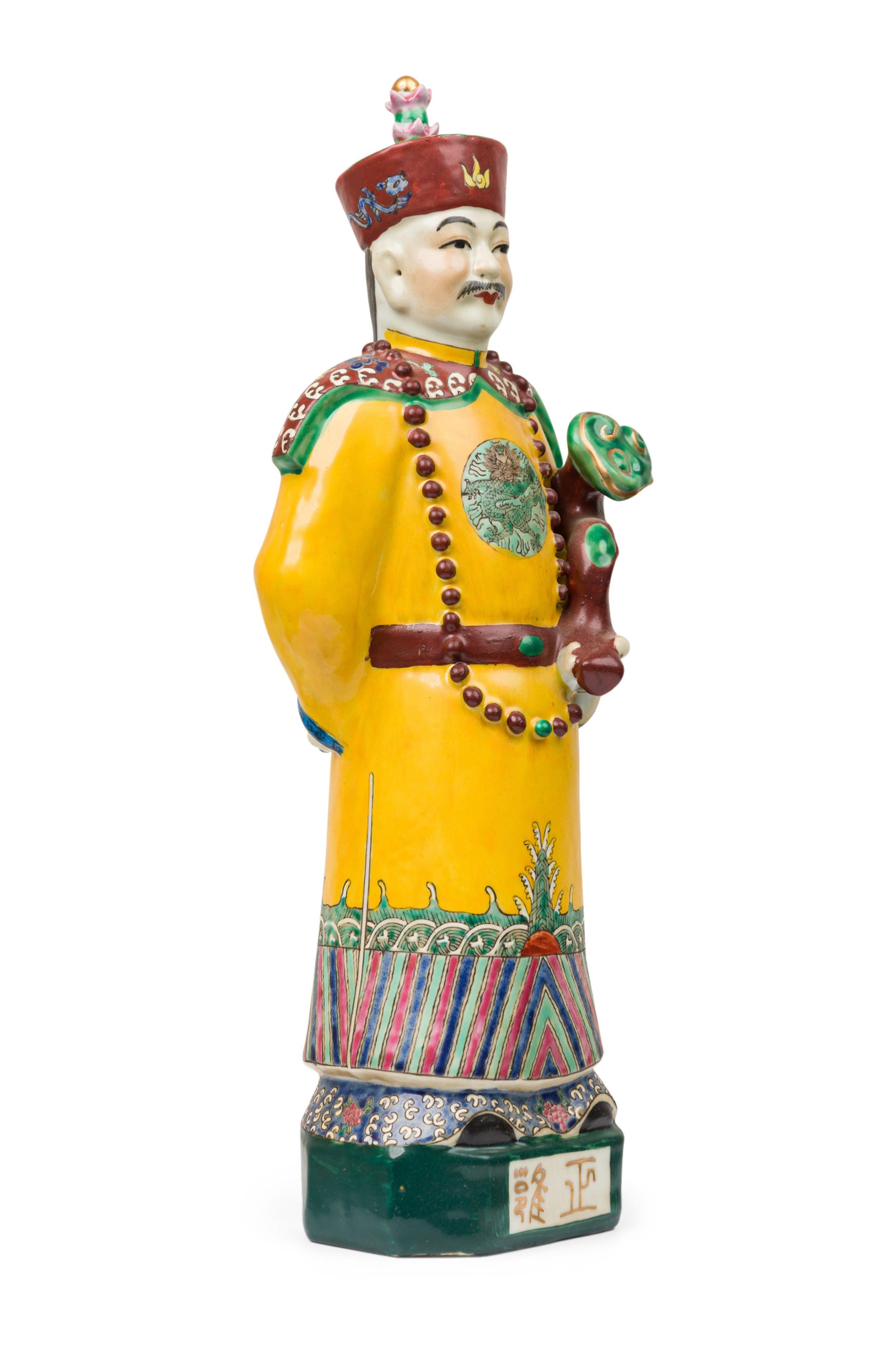 Paire de figures en céramique peintes chinoises représentant un empereur vêtu de jaune en vente 12