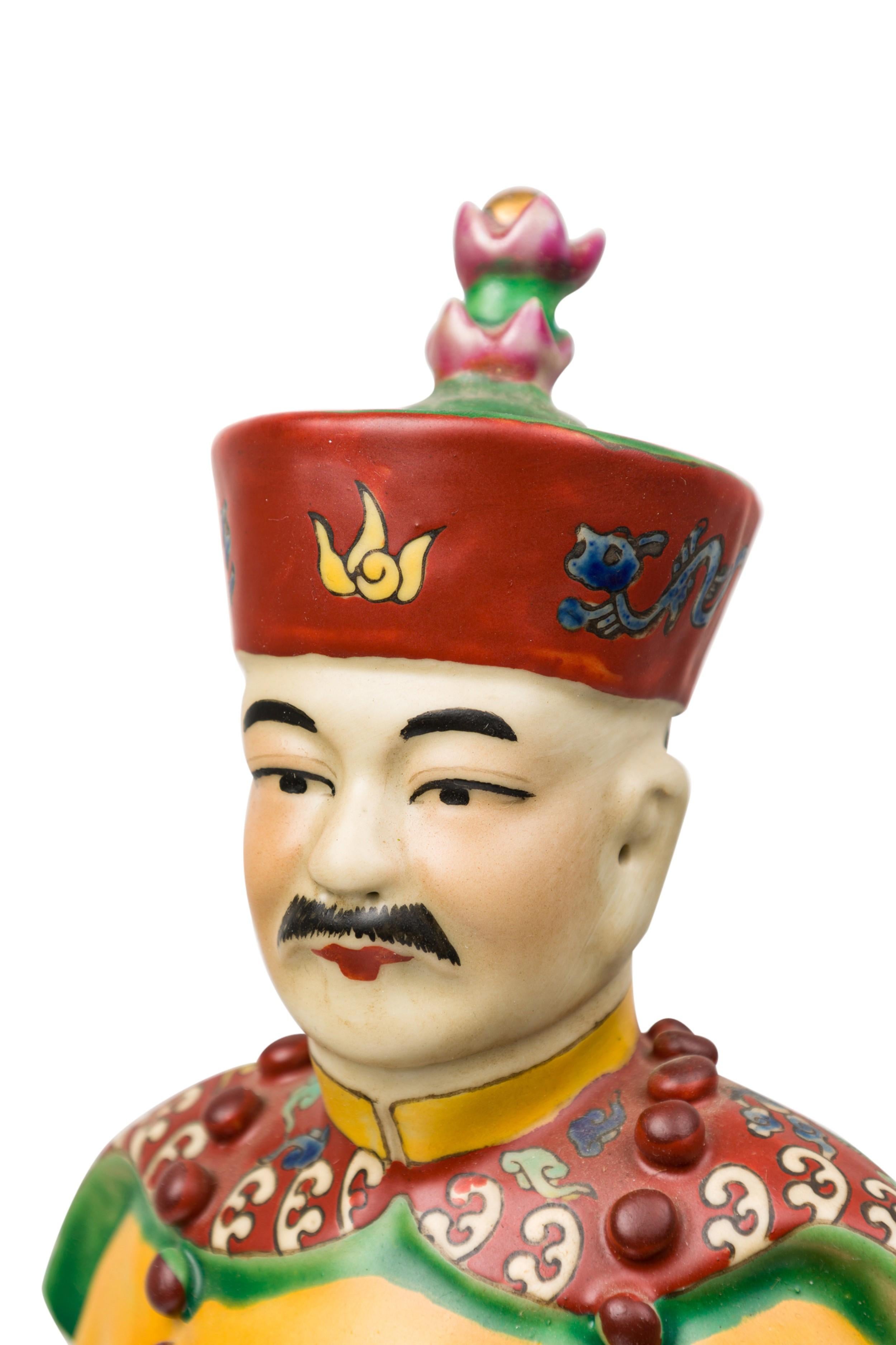 Chinois Paire de figures en céramique peintes chinoises représentant un empereur vêtu de jaune en vente