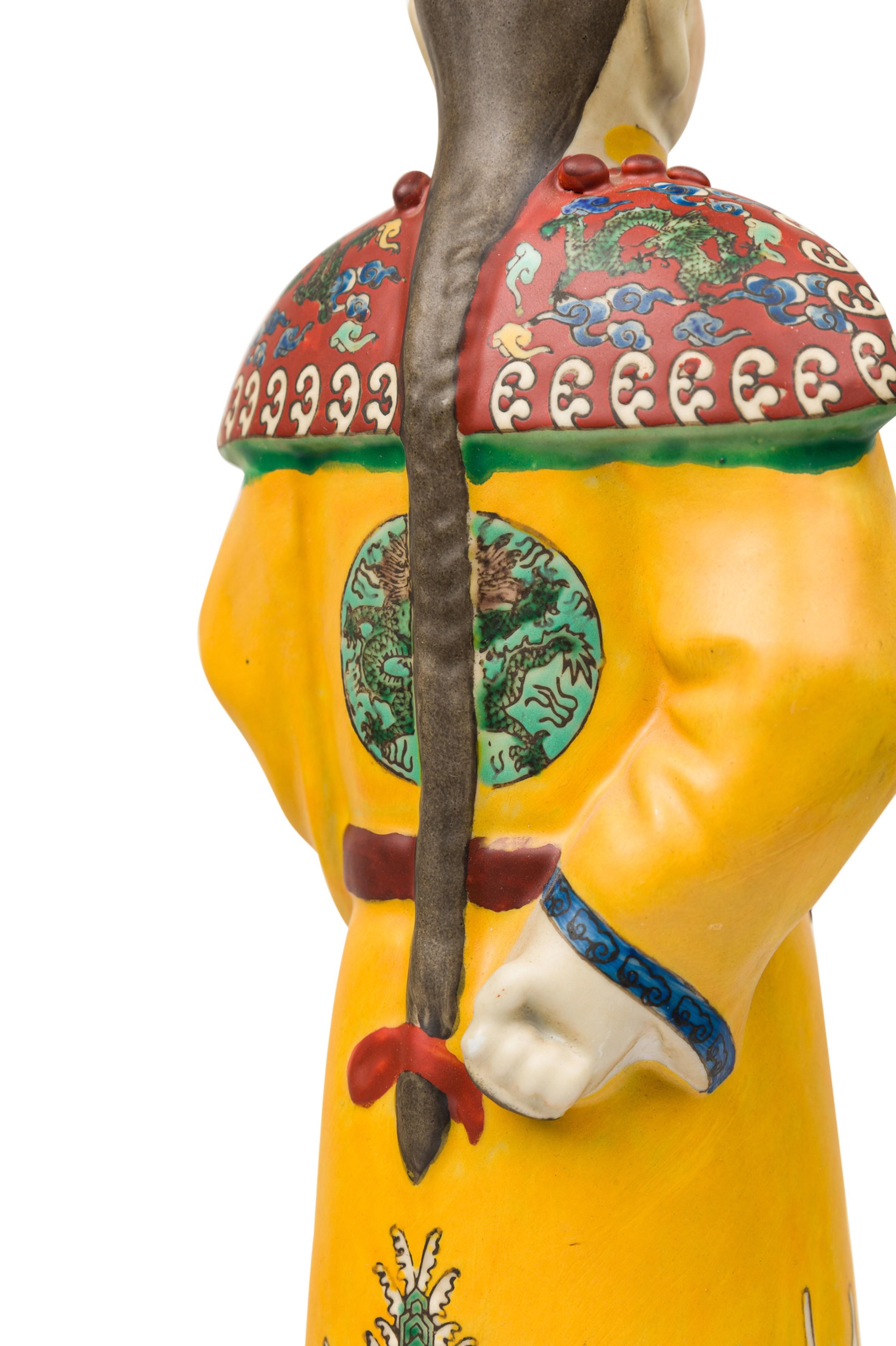 Peint Paire de figures en céramique peintes chinoises représentant un empereur vêtu de jaune en vente