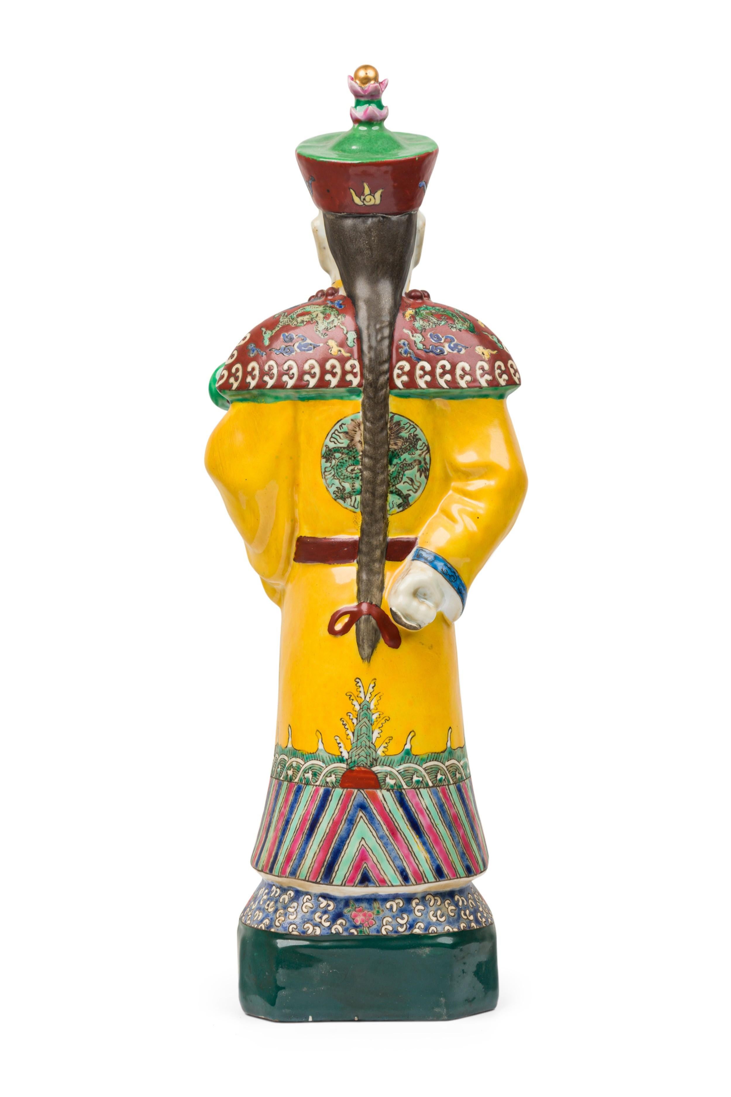 20ième siècle Paire de figures en céramique peintes chinoises représentant un empereur vêtu de jaune en vente