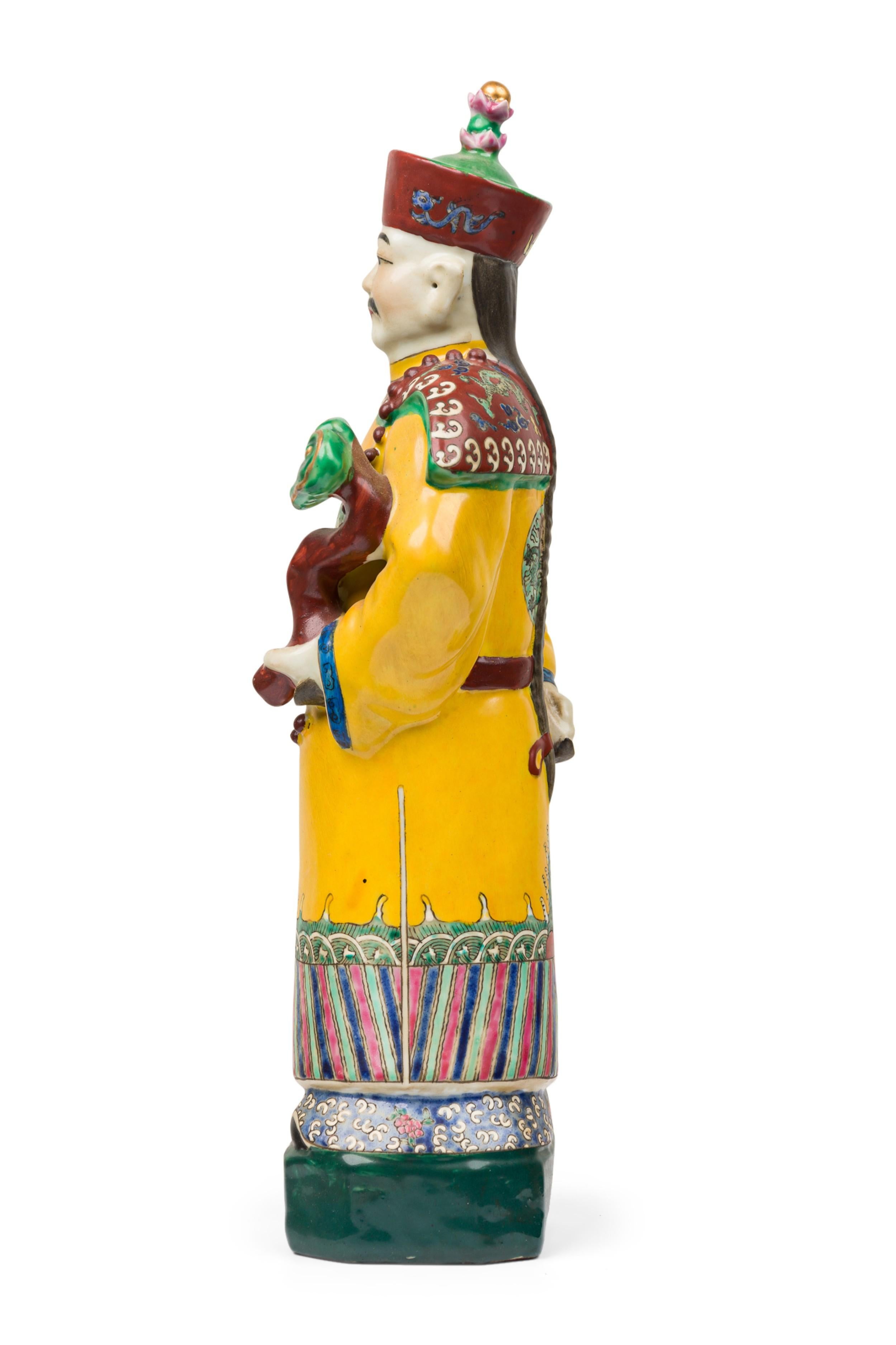 Paire de figures en céramique peintes chinoises représentant un empereur vêtu de jaune en vente 1