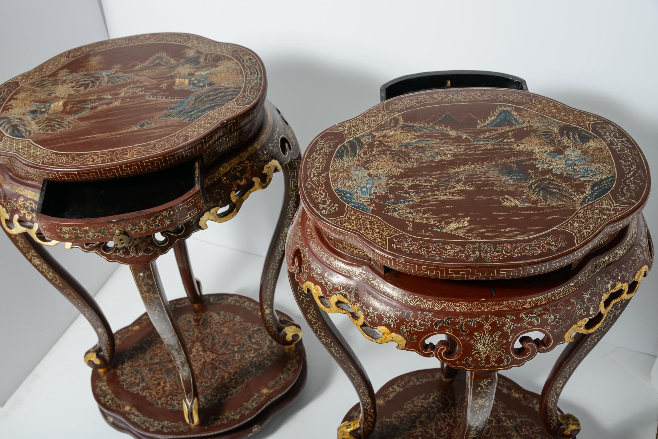 Une magnifique paire de lampes chinoises peintes et laquées.  Caissons en porcelaine dorée de Chinoiserie.
Insolite par la forme, la couleur et le fait qu'il y ait un tiroir.  qui s'ouvre de chaque côté.
Magnifique laque marron à l'arrière-plan avec