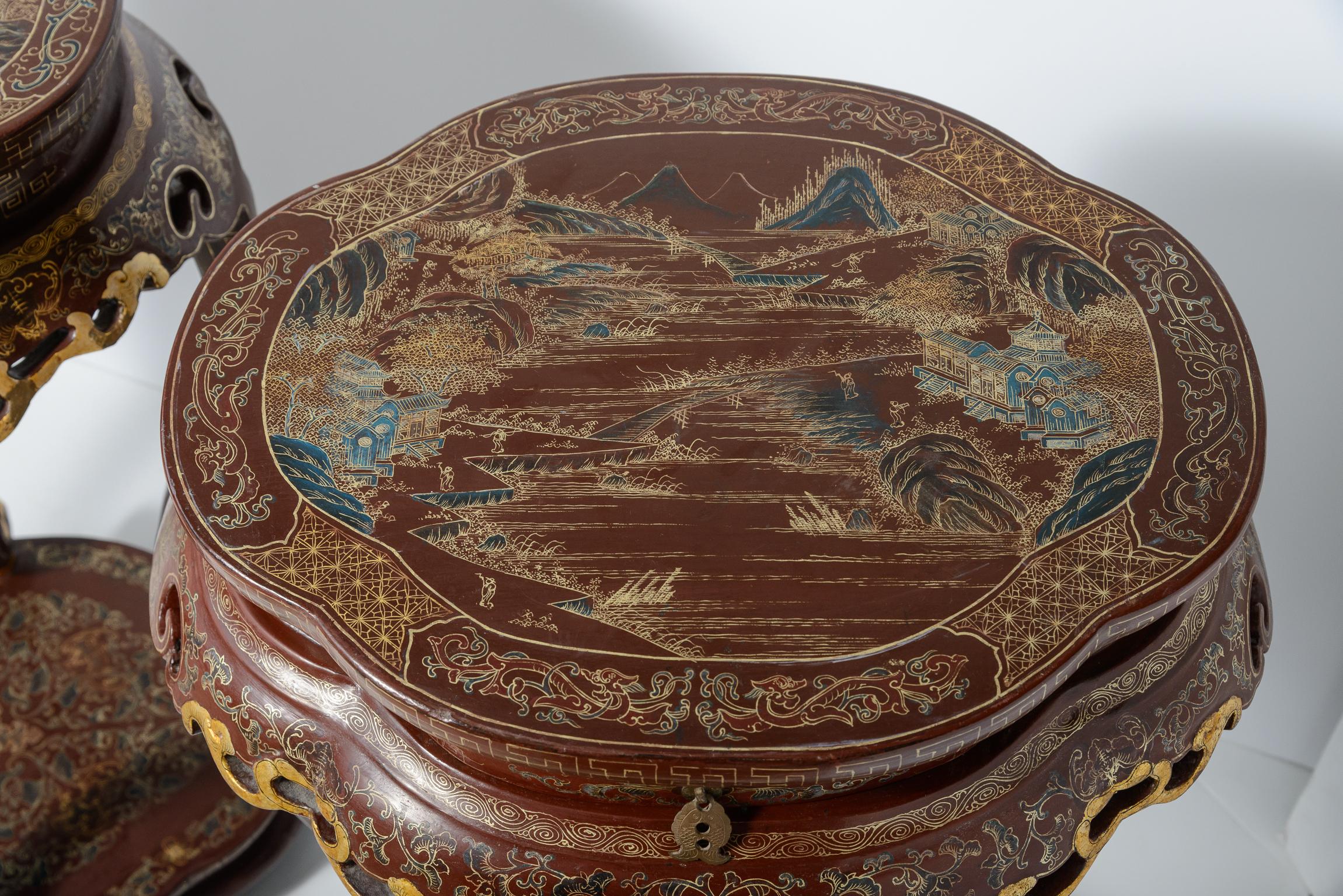 Exportation chinoise Paire de lampes chinoises peintes et laquées  Parcel Gilt Chinoiserie Pedestals en vente
