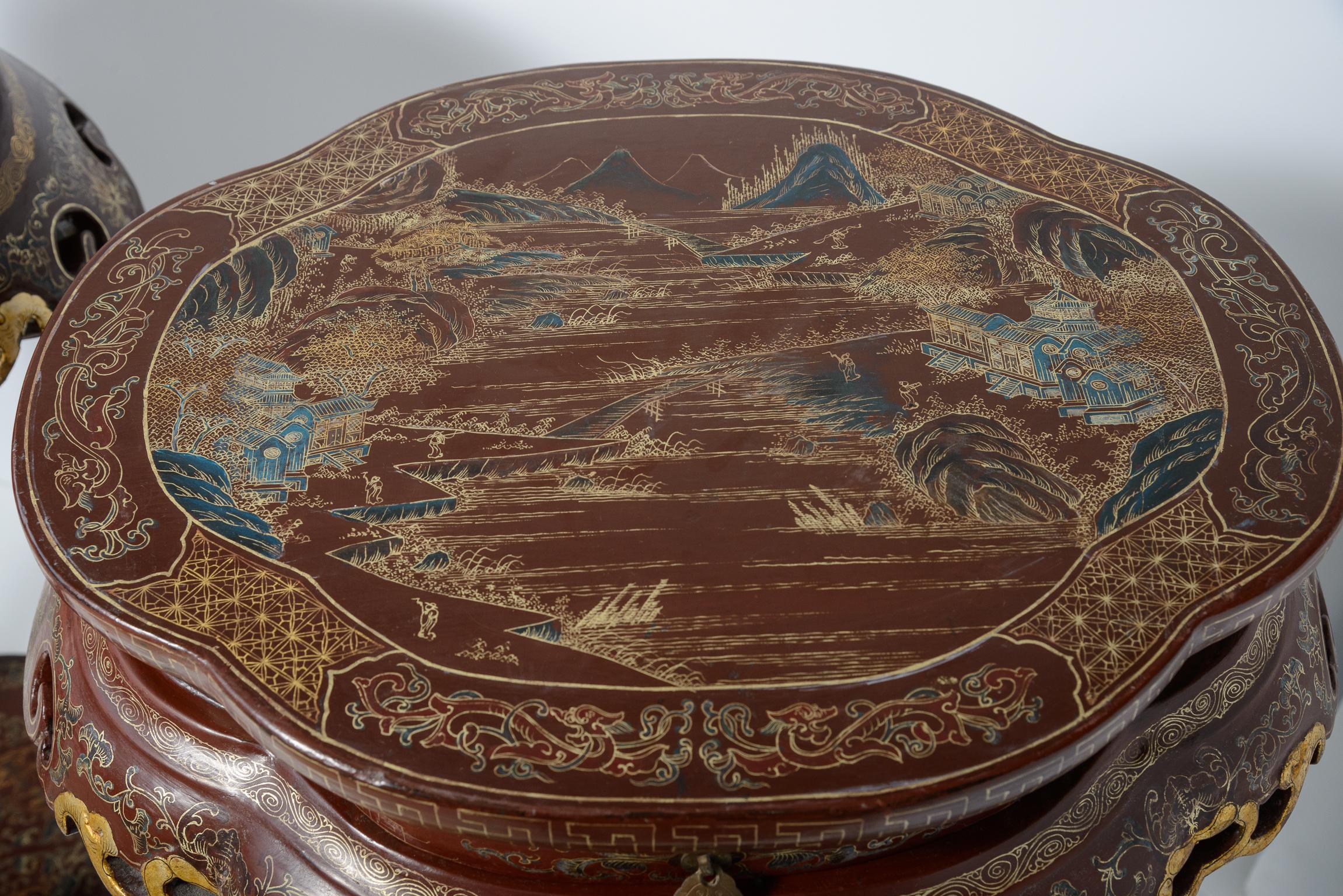Peint à la main Paire de lampes chinoises peintes et laquées  Parcel Gilt Chinoiserie Pedestals en vente