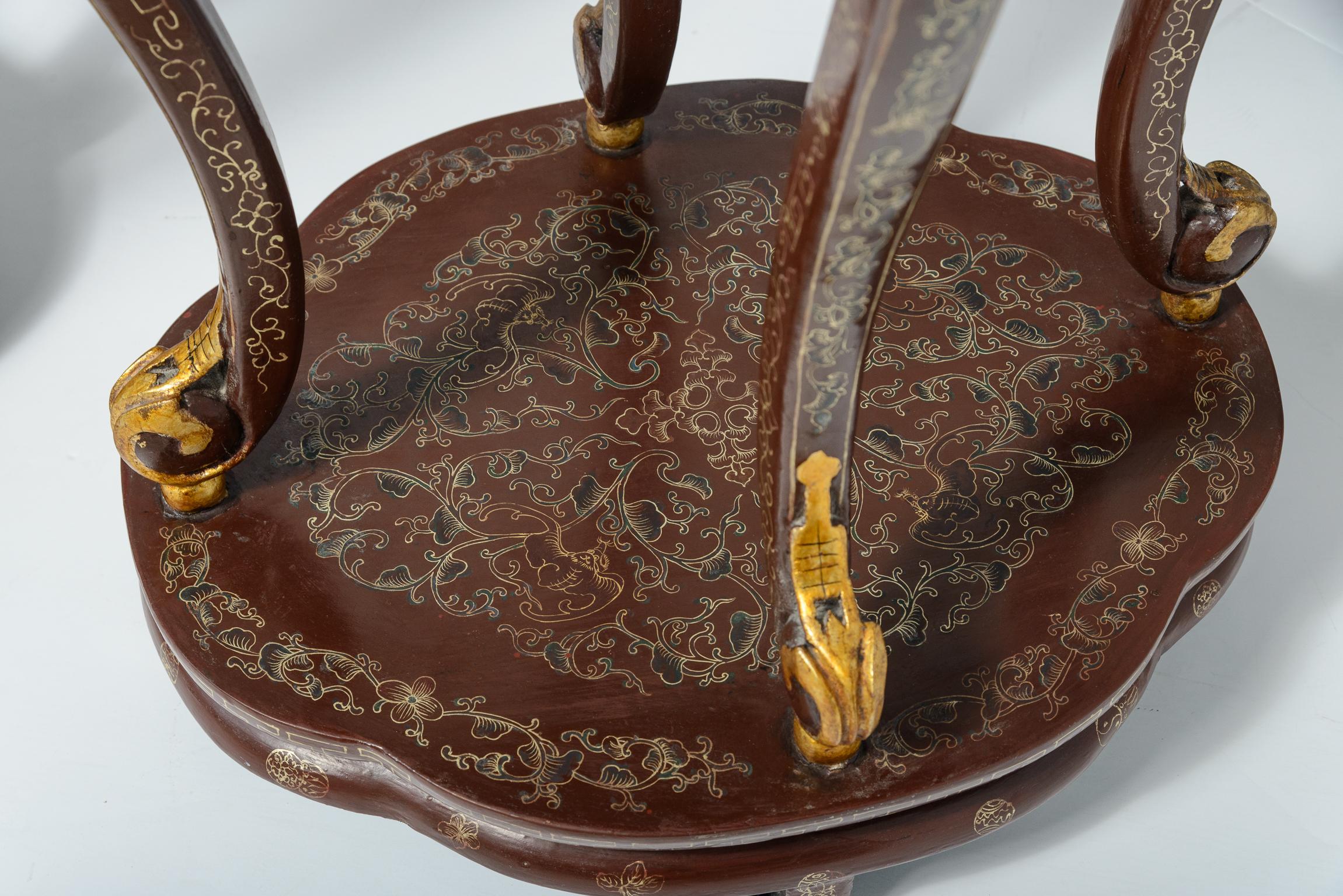 20ième siècle Paire de lampes chinoises peintes et laquées  Parcel Gilt Chinoiserie Pedestals en vente