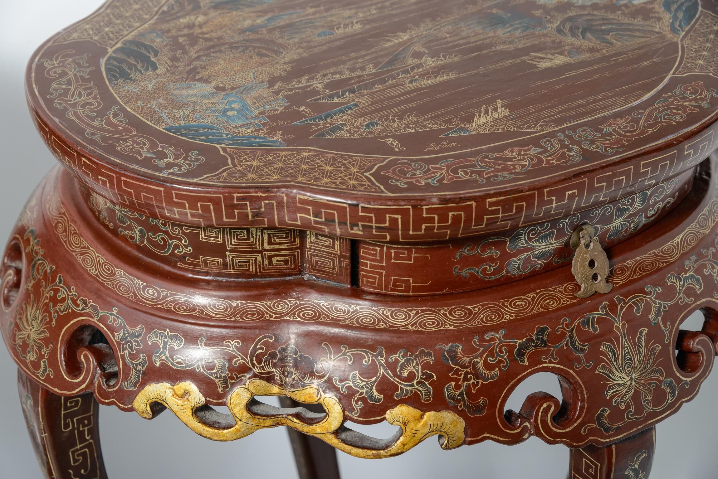 Bois Paire de lampes chinoises peintes et laquées  Parcel Gilt Chinoiserie Pedestals en vente