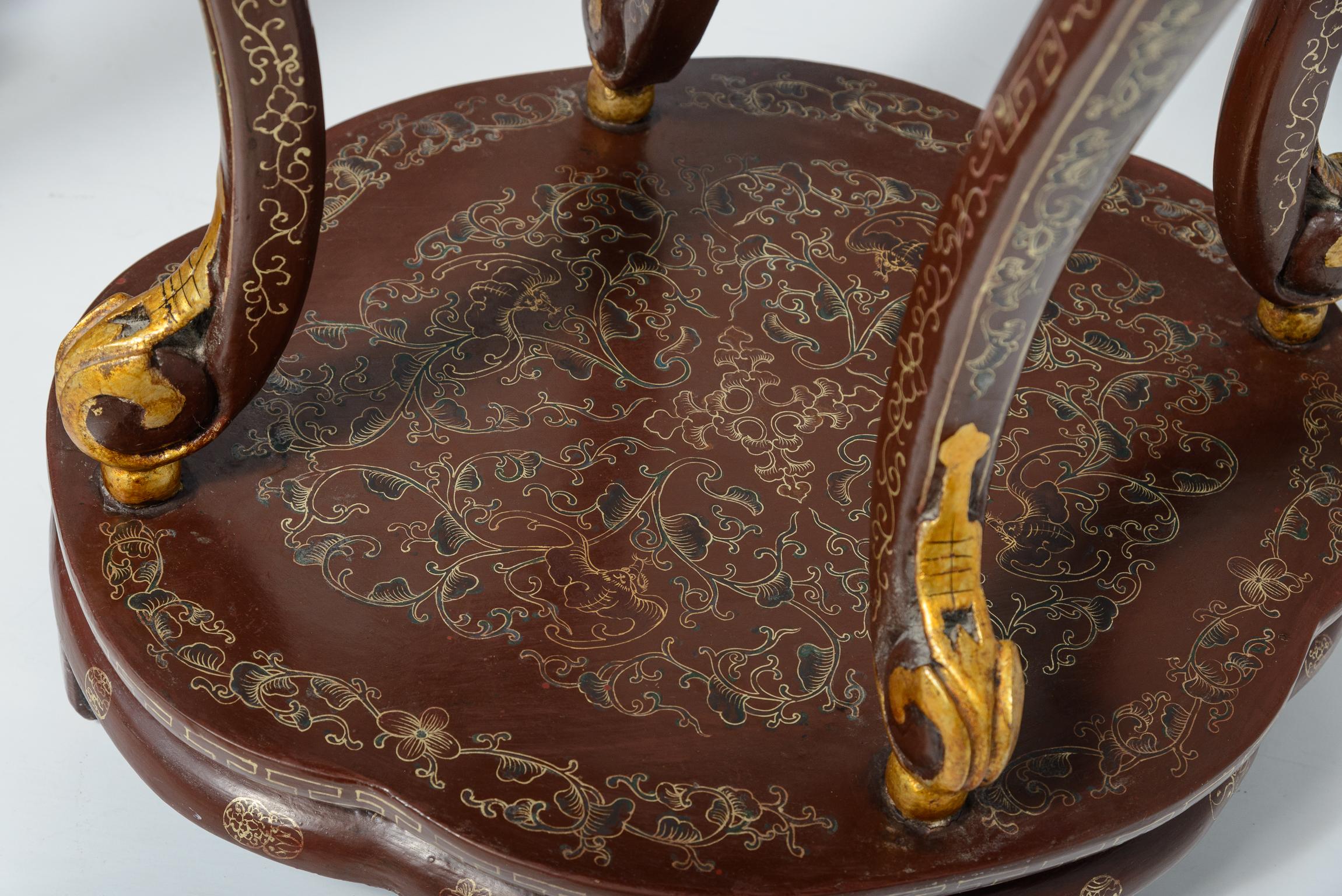 Paire de lampes chinoises peintes et laquées  Parcel Gilt Chinoiserie Pedestals en vente 1