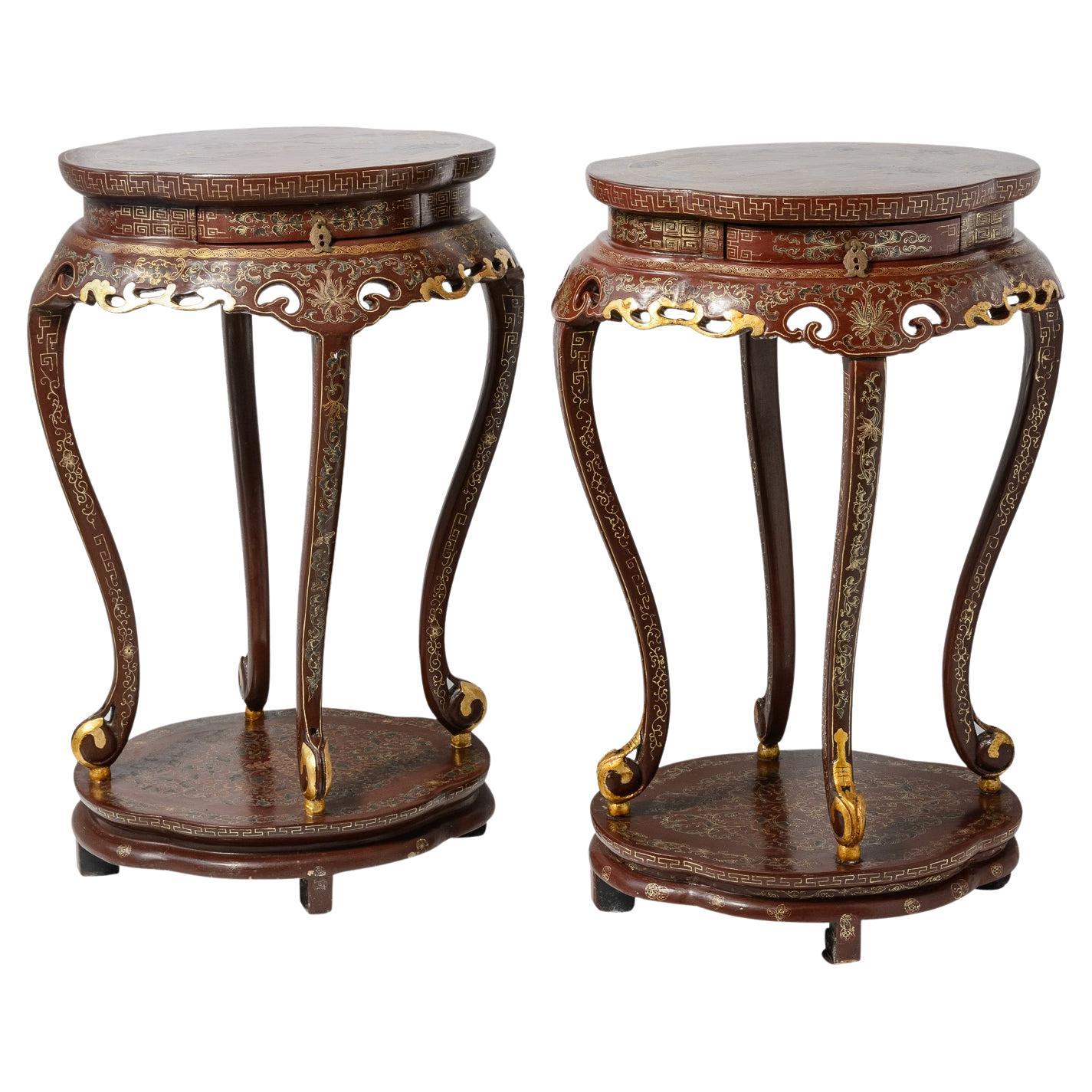 Paire de lampes chinoises peintes et laquées  Parcel Gilt Chinoiserie Pedestals en vente